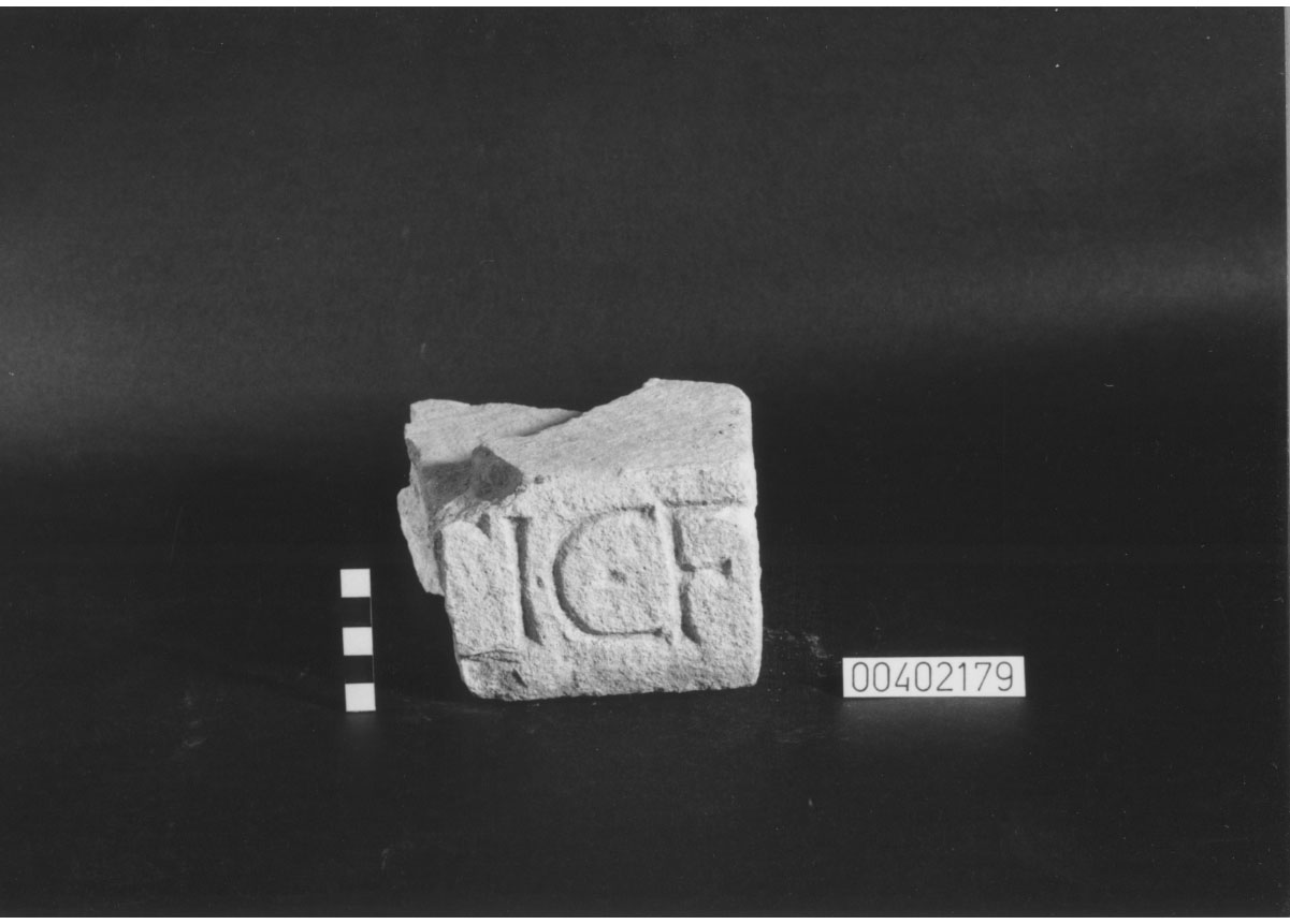 base di cippo funerario/frammento (II sec. a.C.-I sec. a.C)