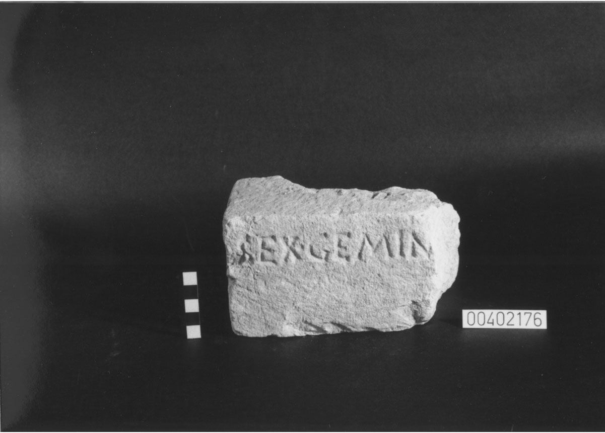 base di cippo funerario/frammento (III sec. a.C.-I sec. a.C)