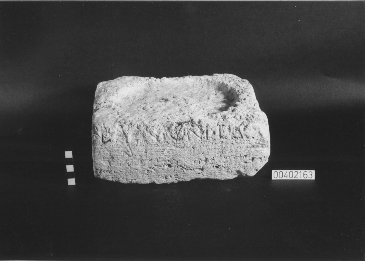 base di cippo funerario (II sec. a.C.-I sec. a.C)