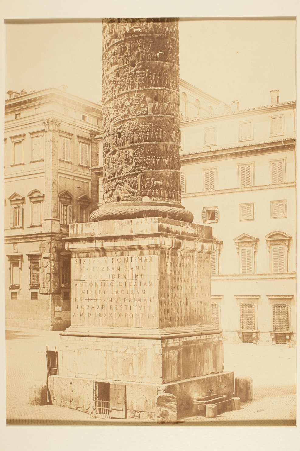 Roma - Iscrizioni - Epigrafia - Architettura - Sculture (positivo) di Fotografia Cuccioni (stabilimento fotografico) (XIX)