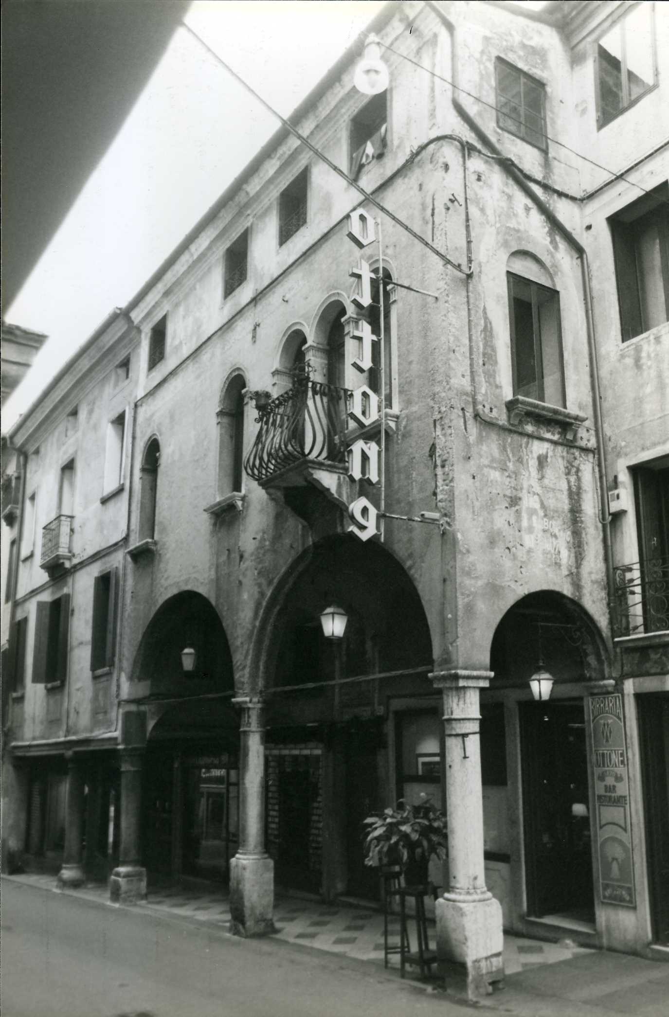 Casa Navarrini (casa) - Bassano del Grappa (VI)  (XVI, prima metà)