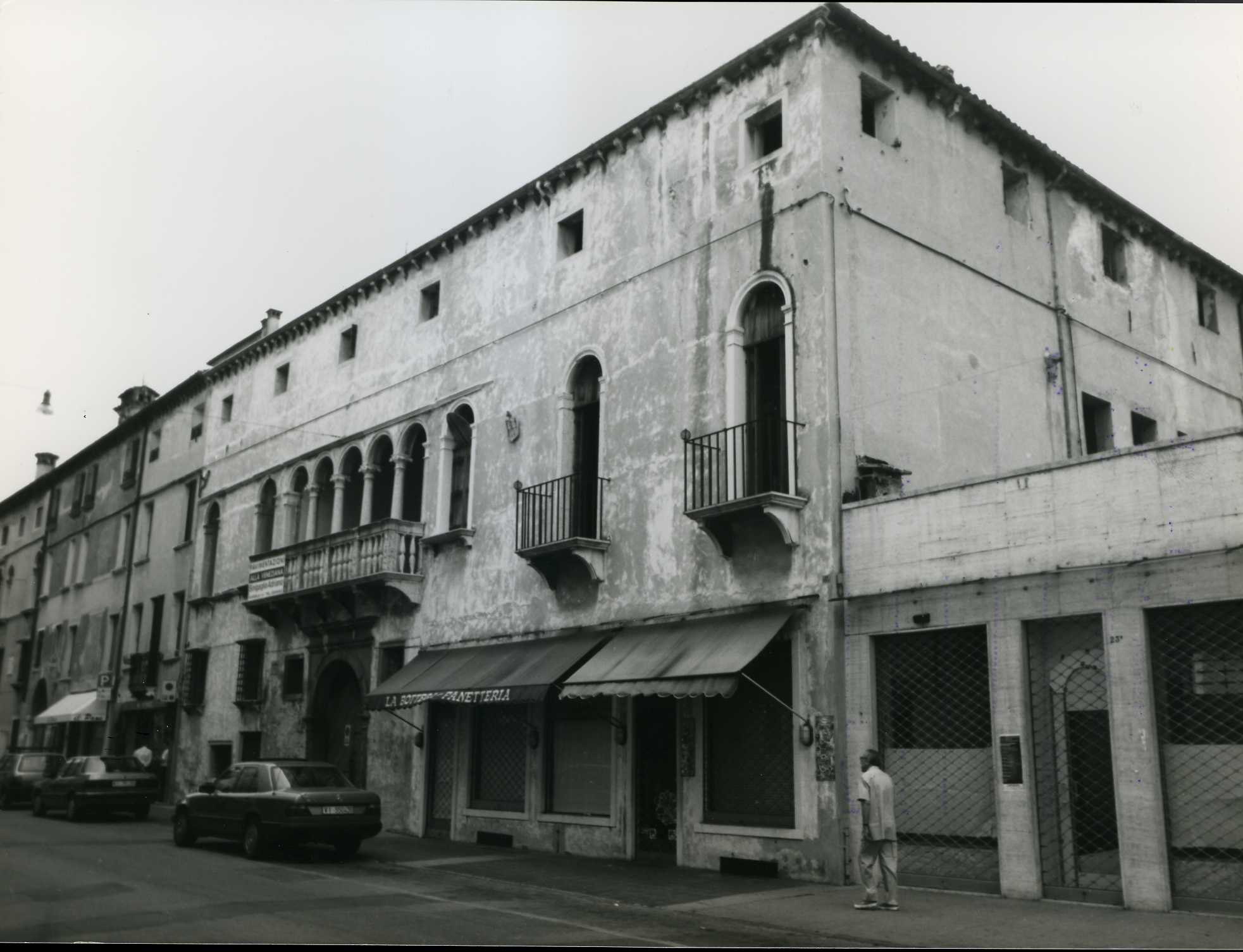 Casa Guadagnin (palazzo) - Bassano del Grappa (VI)  (XVI)