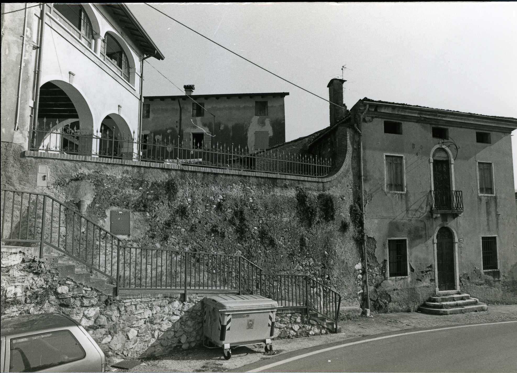 casa (casa) - Caltrano (VI)  (XVI)