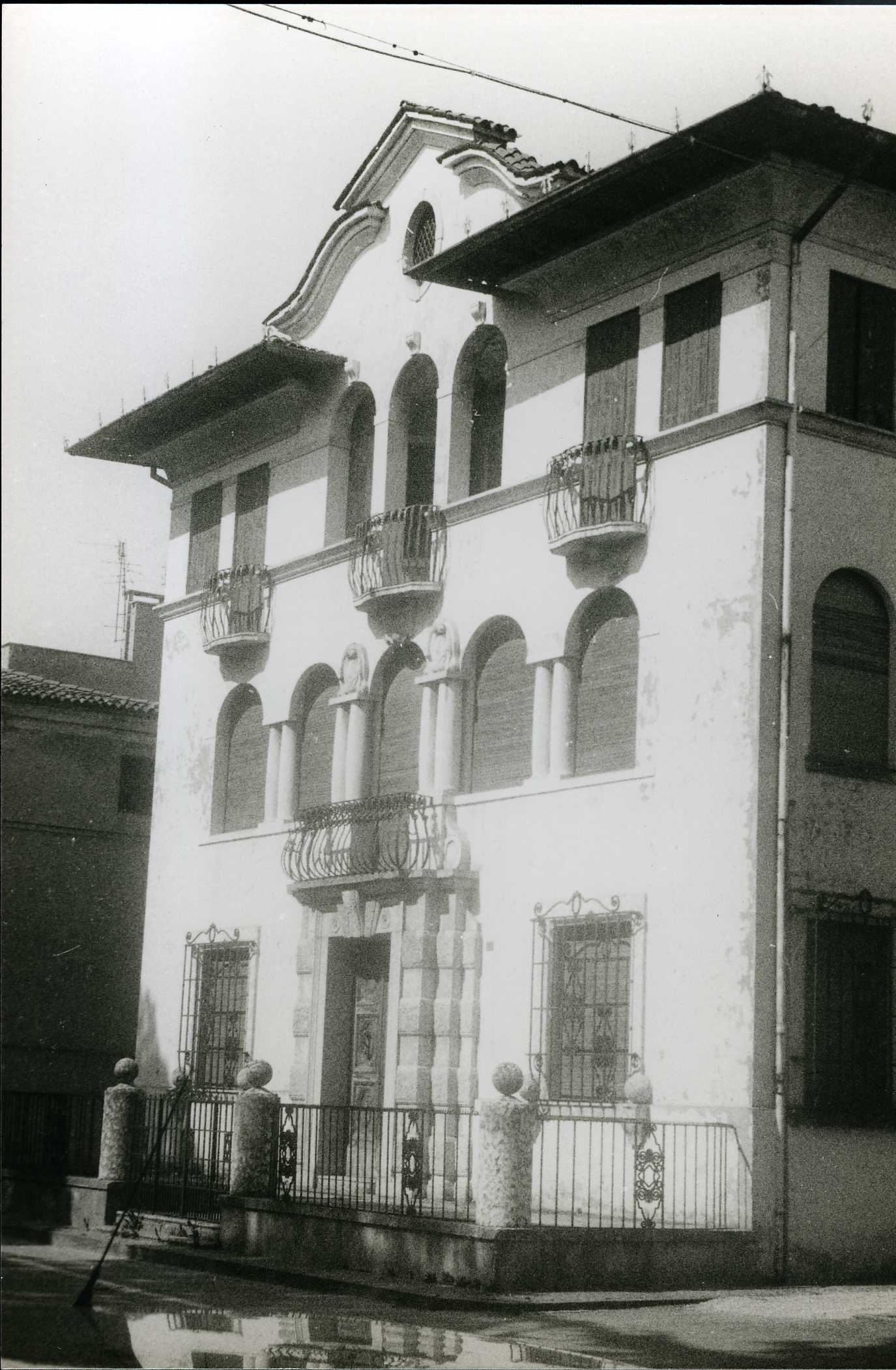 Villa Rodighiero (villa, urbana) - Rossano Veneto (VI)  (XX, prima metà)