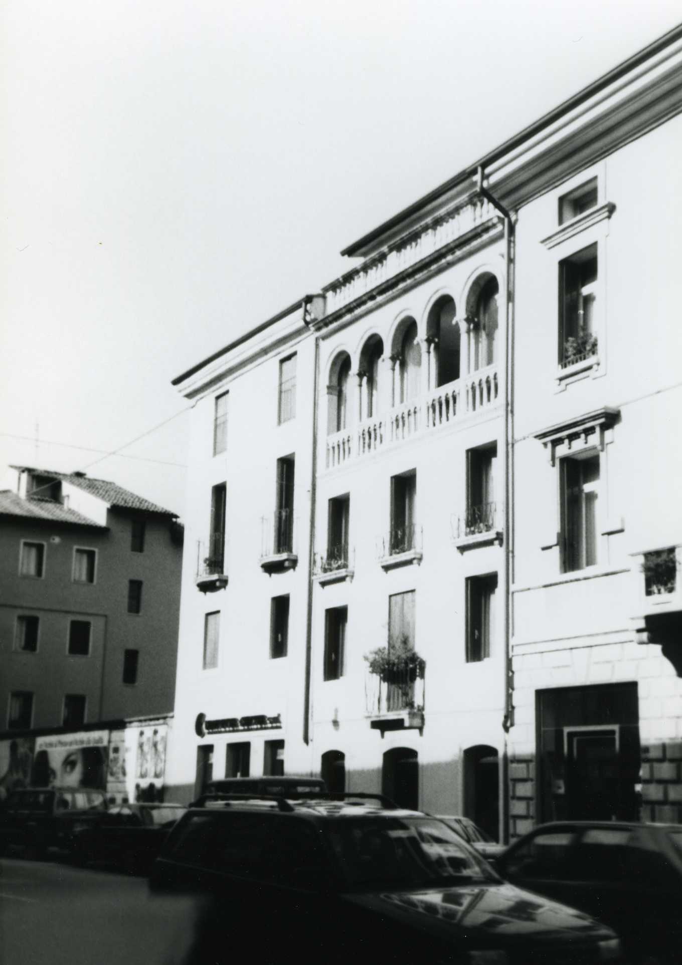 palazzo - Vicenza (VI)  (XIX, seconda metà)