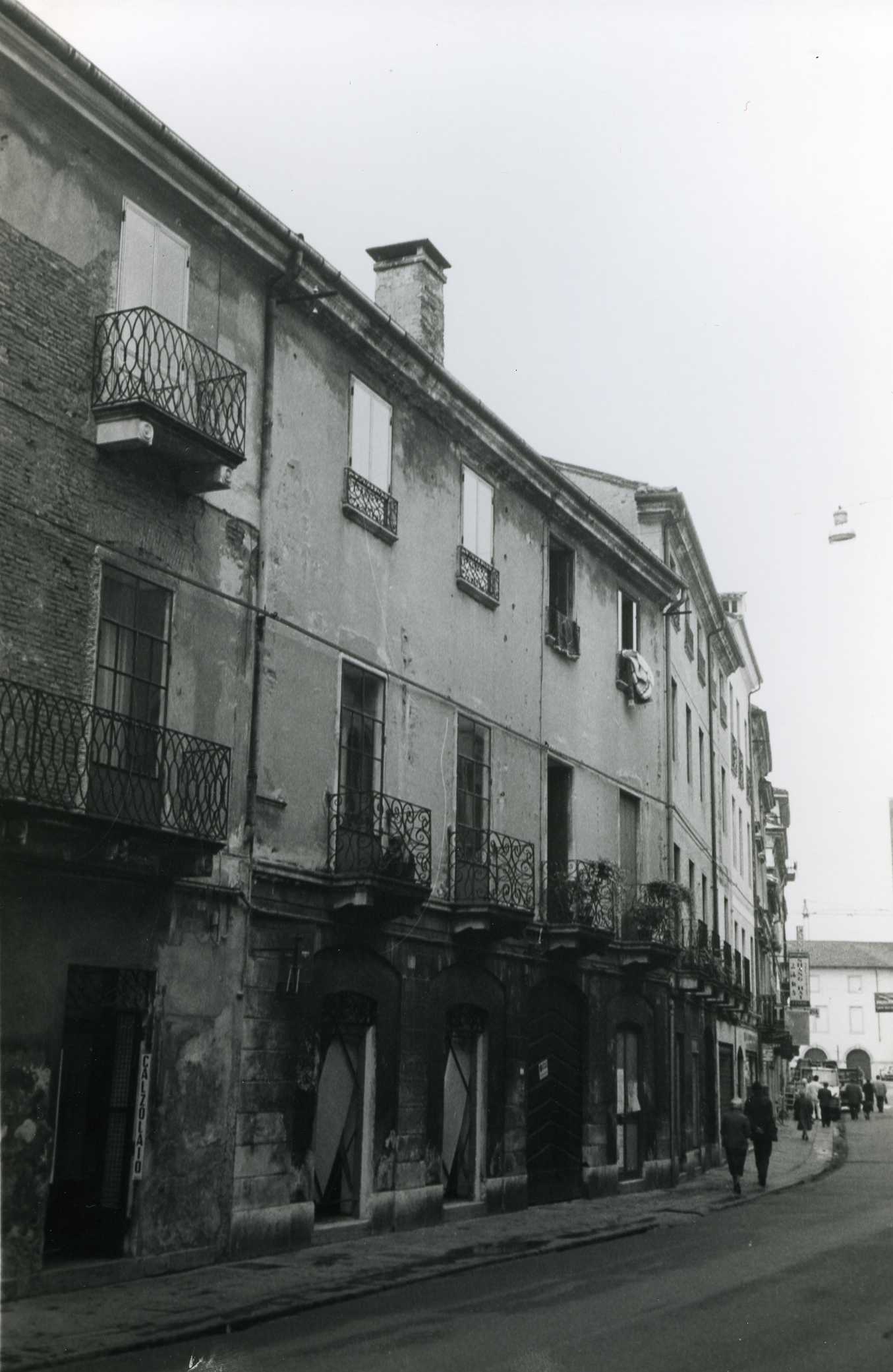 Casa Cavalloni (palazzo) - Vicenza (VI)  (XIX, metà)