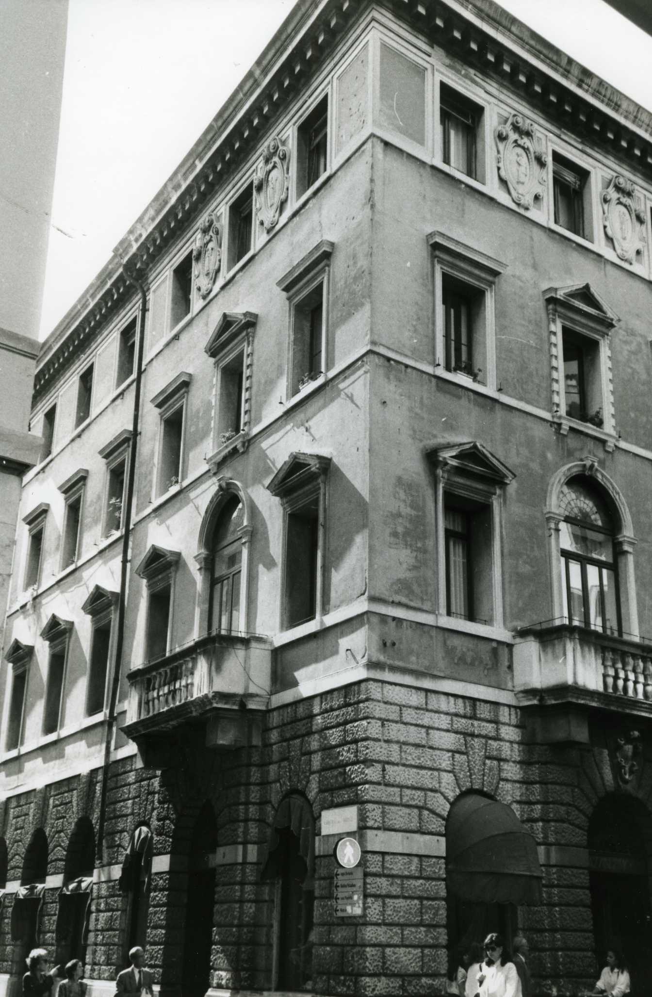 Casa Peretti (palazzo, padronale) - Vicenza (VI)  (XVI, seconda metà)