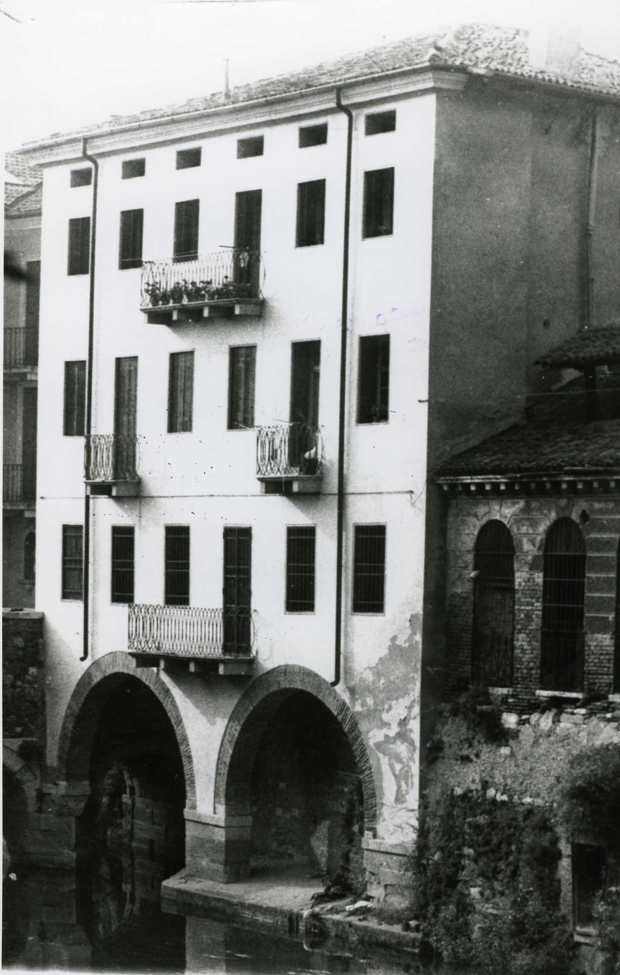 Palazzetto prossimo al ponte delle barche (casa) - Vicenza (VI)  (XVI)