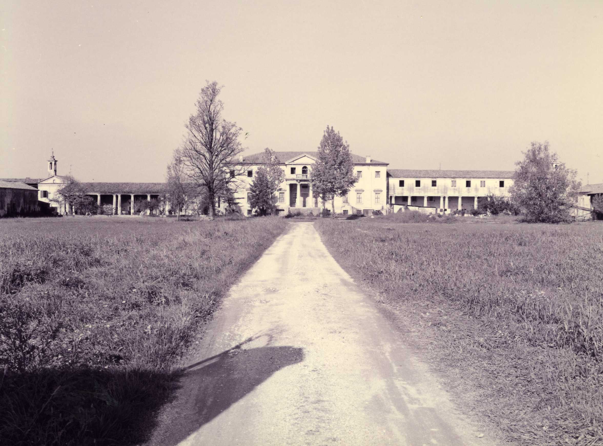 Villa Giuliari (villa, nobiliare) - Buttapietra (VR)  (XVIII, prima metà)