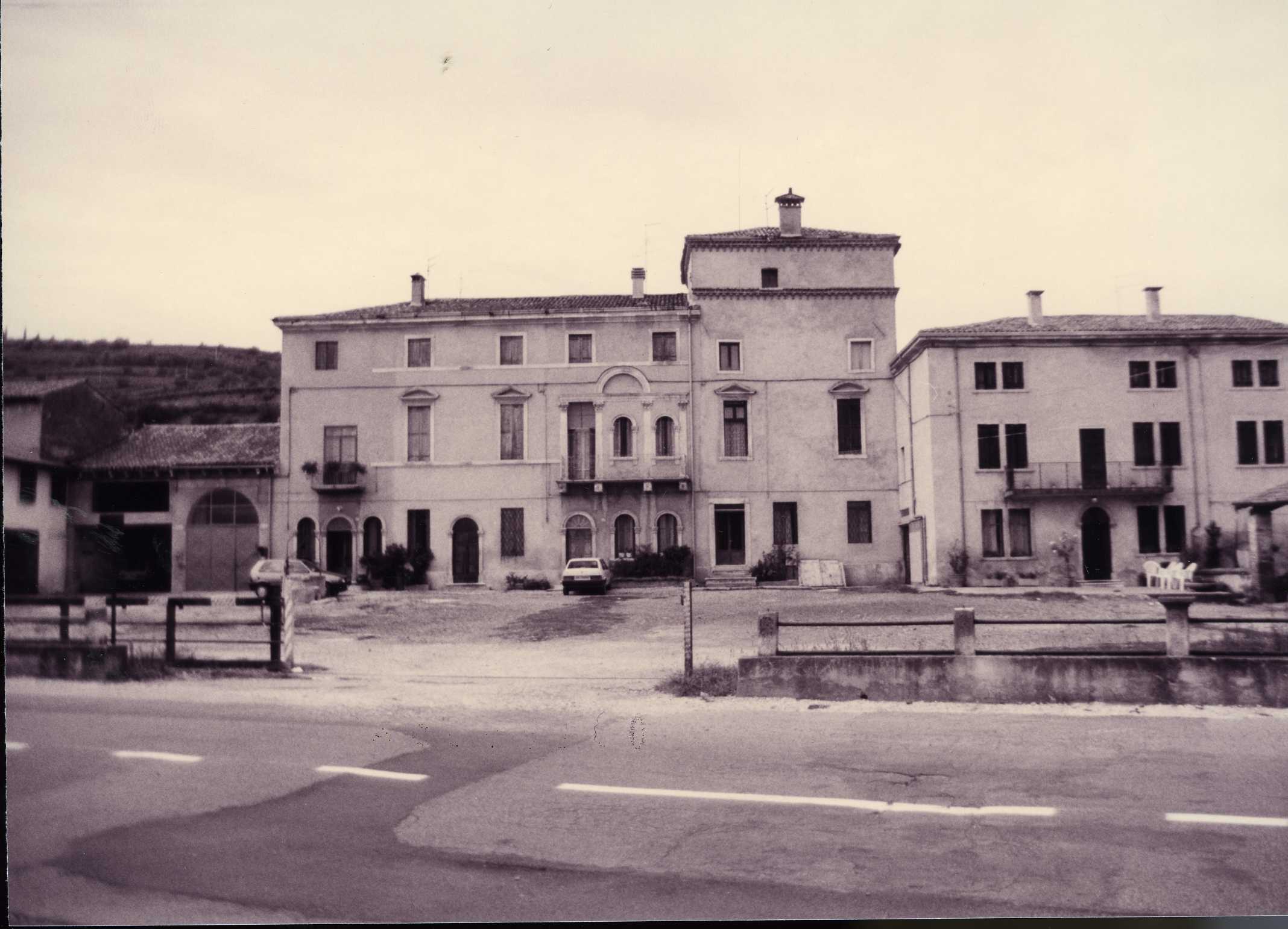 villa montanari durlo (villa, nobiliare) - Monteforte d'Alpone (VR)  (XV, metà)