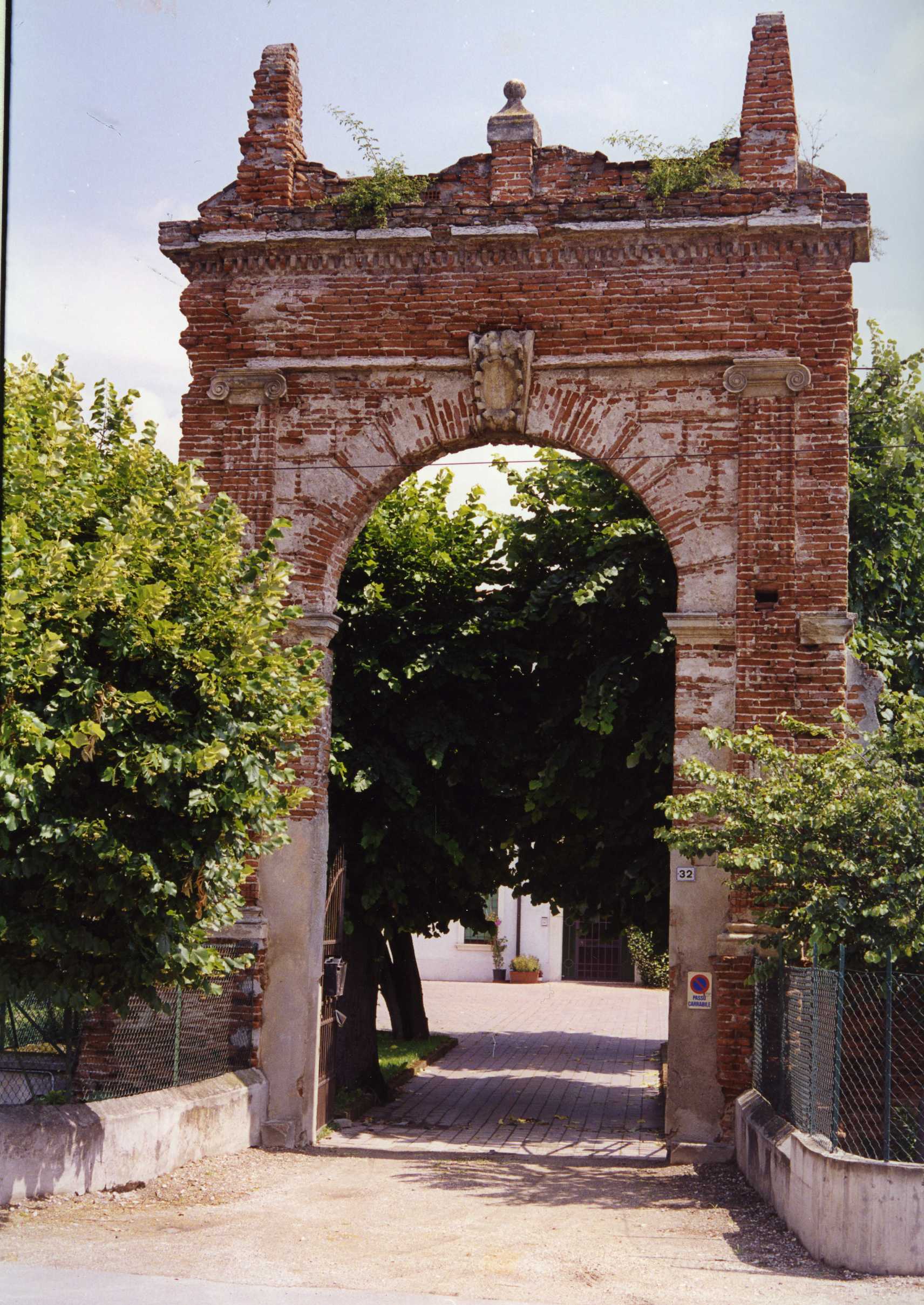 portale d'ingresso alla corte, portale della Corte Palazzone - Nogarole Rocca (VR)  (XVII)