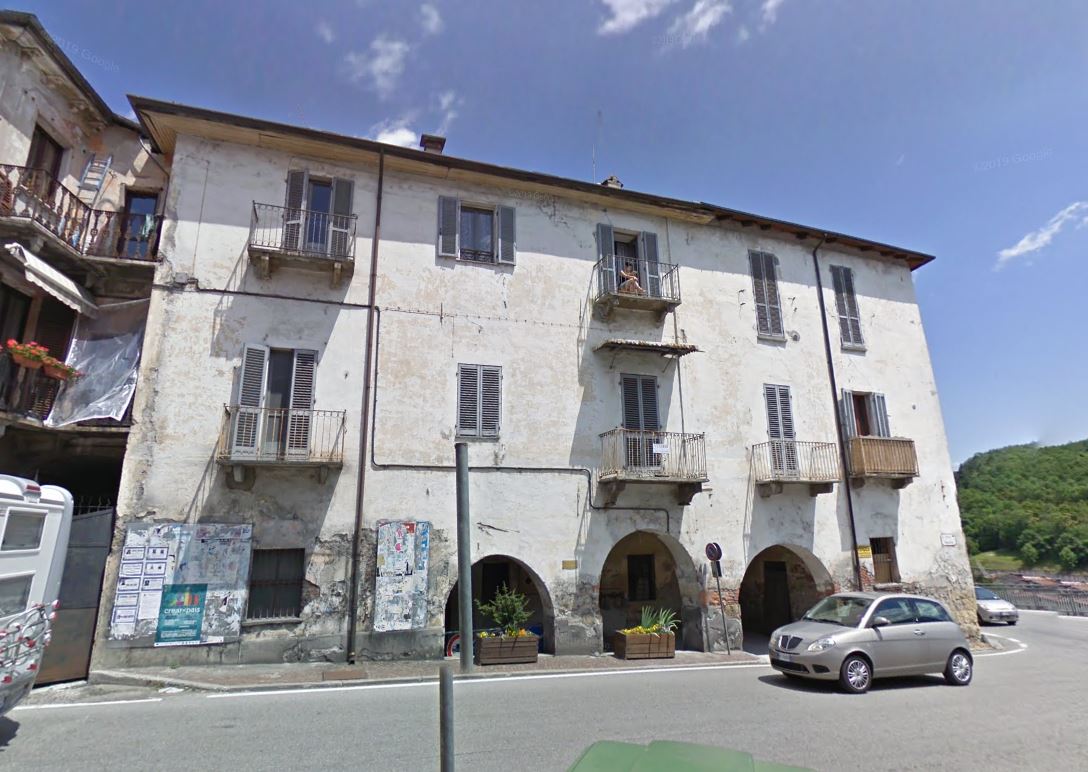 [Palazzo in Via Martiri e Caduti della Libertà, 35] (palazzo) - Demonte (CN)  (XIX, secondo quarto)