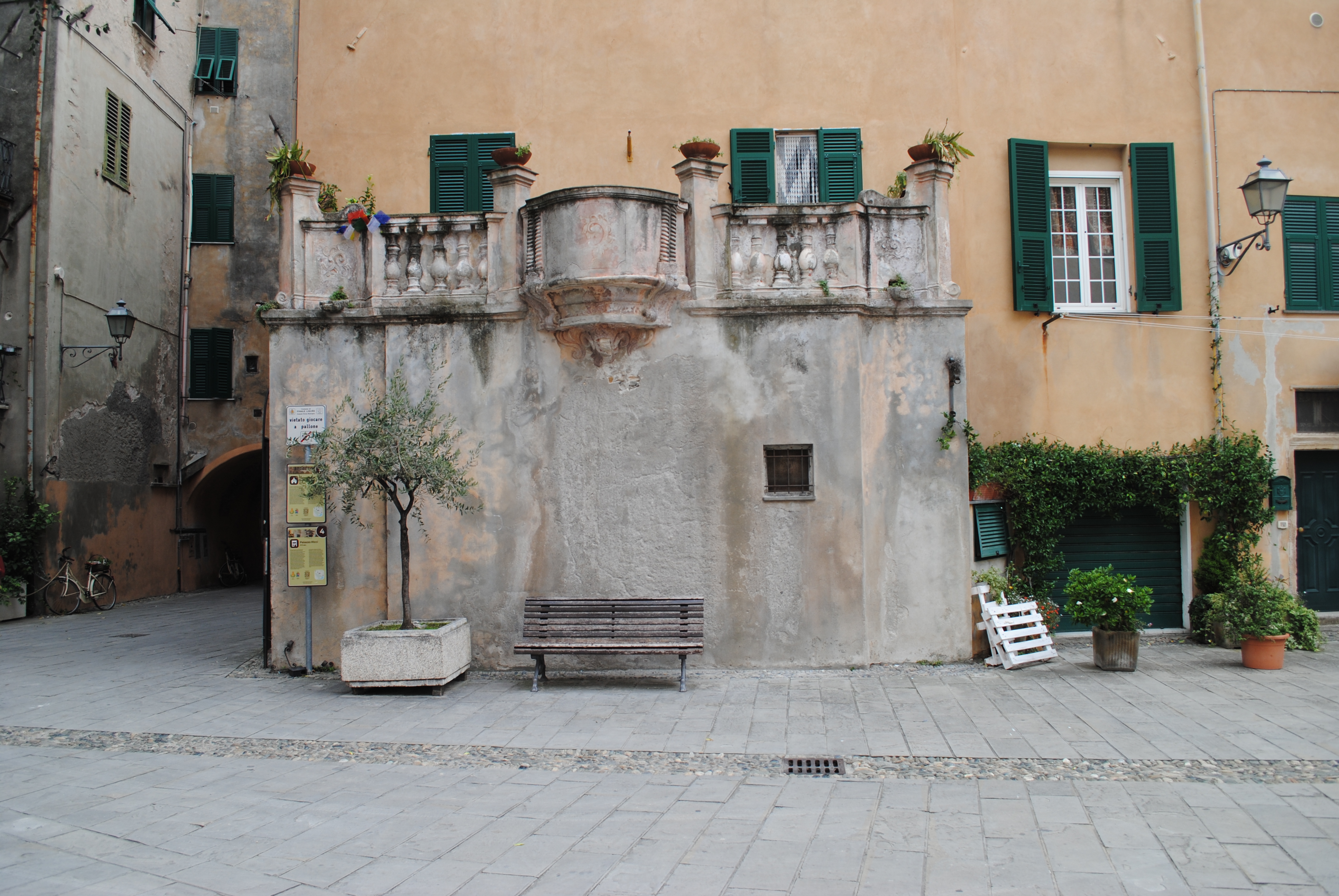 Poggiolo casa vicino chiesa S. Caterina (poggiolo, privato) - Finale Ligure (SV)  (XVII)