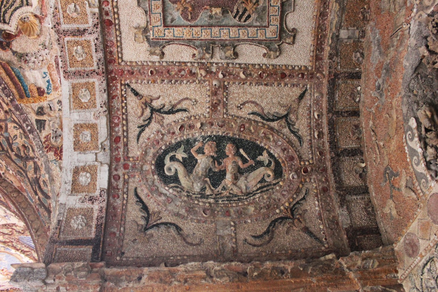 tritoni e sirena, elementi decorativi vegetali (soffitto, elemento d'insieme) di Ligorio, Pirro (attribuito), Calandrino, Paolo (XVI)