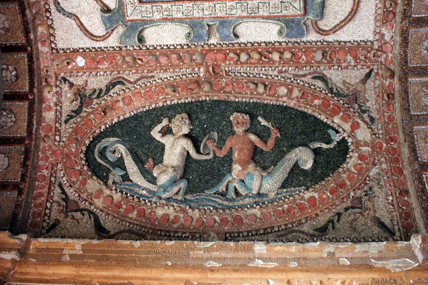 zuffa fra tritoni, elementi decorativi vegetali (decorazione plastico-pittorica, elemento d'insieme) di Ligorio, Pirro (attribuito), Calandrino, Paolo (XVI)