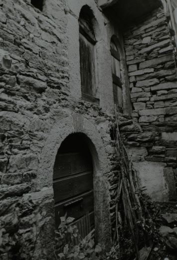 Casa con porte ad arco binate (casa) - MONTECRESTESE (VB)  (XVII, metà)