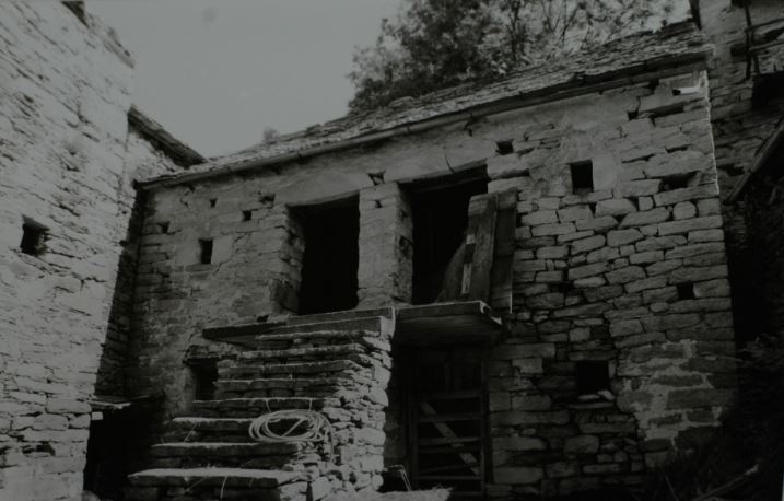 Casa con croci incise (casa) - MONTECRESTESE (VB)  (XVI, metà)