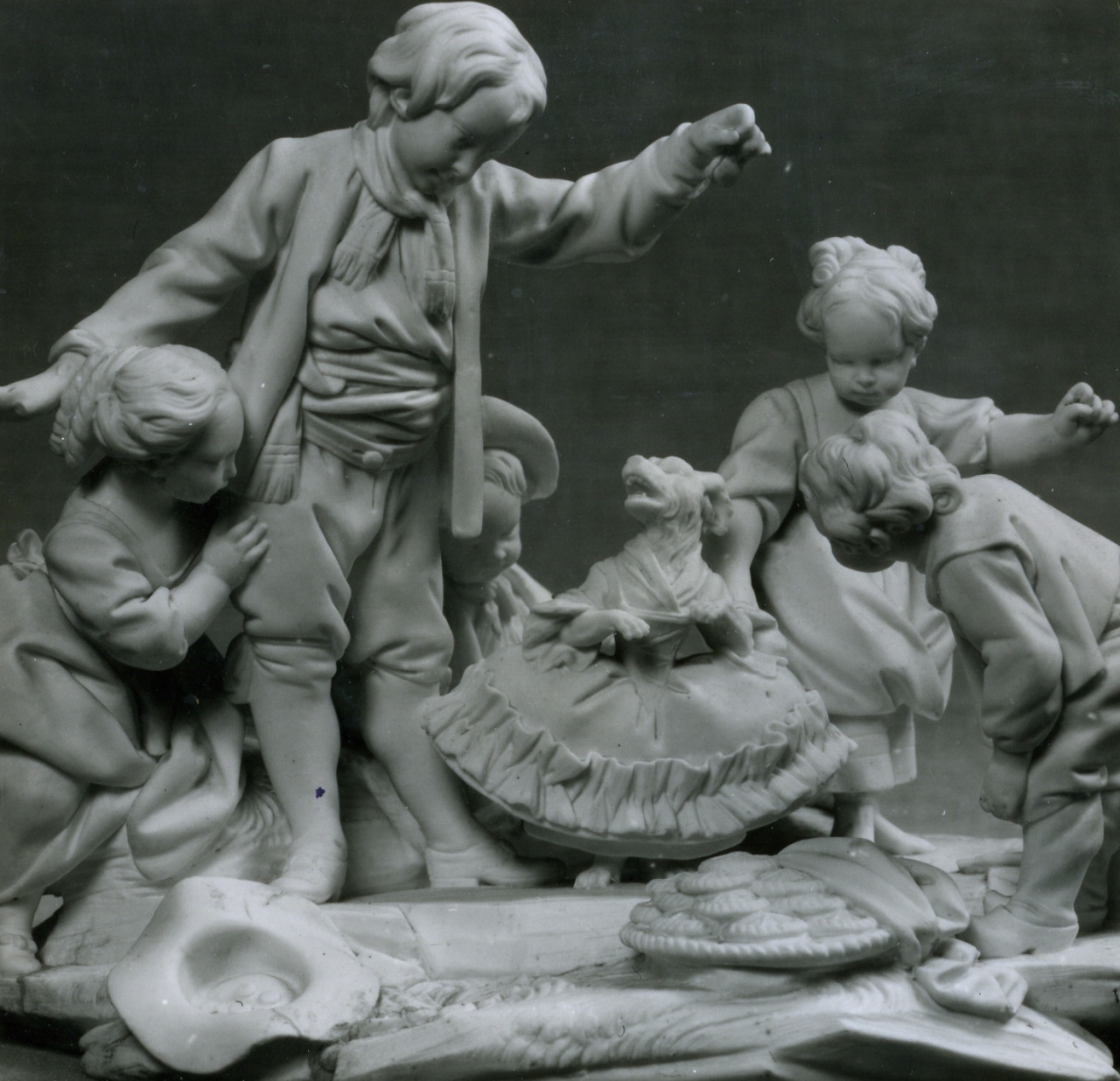 Le Chien qui danse, Saltimbanco che si esibisce con un cane danzante (gruppo scultoreo) - manifattura di Sèvres (XVIII)