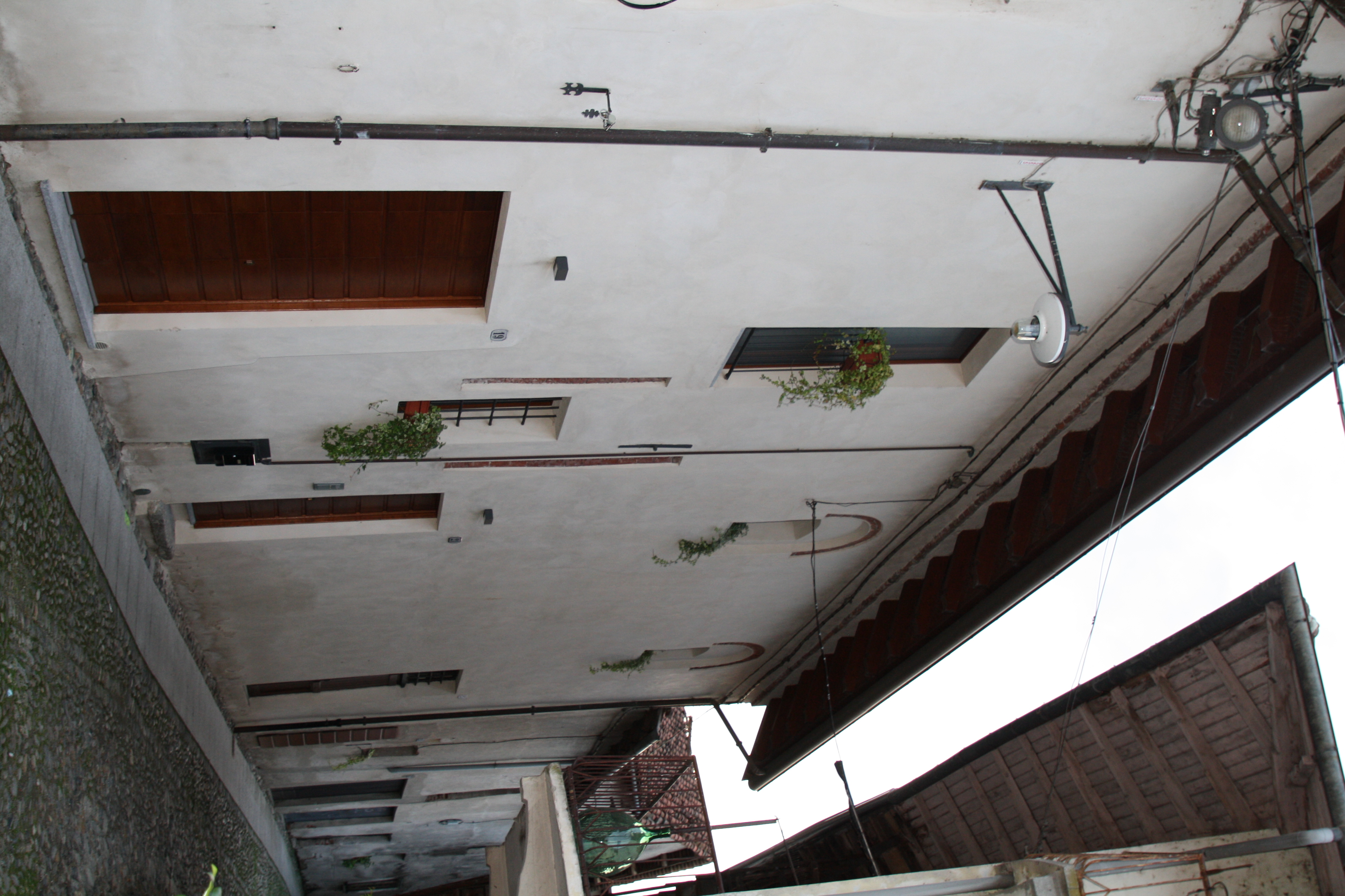 Ricetto - isolato dell'abbazia di San Pietro - Casa privata in vicolo Giosuè Carducci, via Castello (casa, privata) - Carpignano Sesia (NO) 