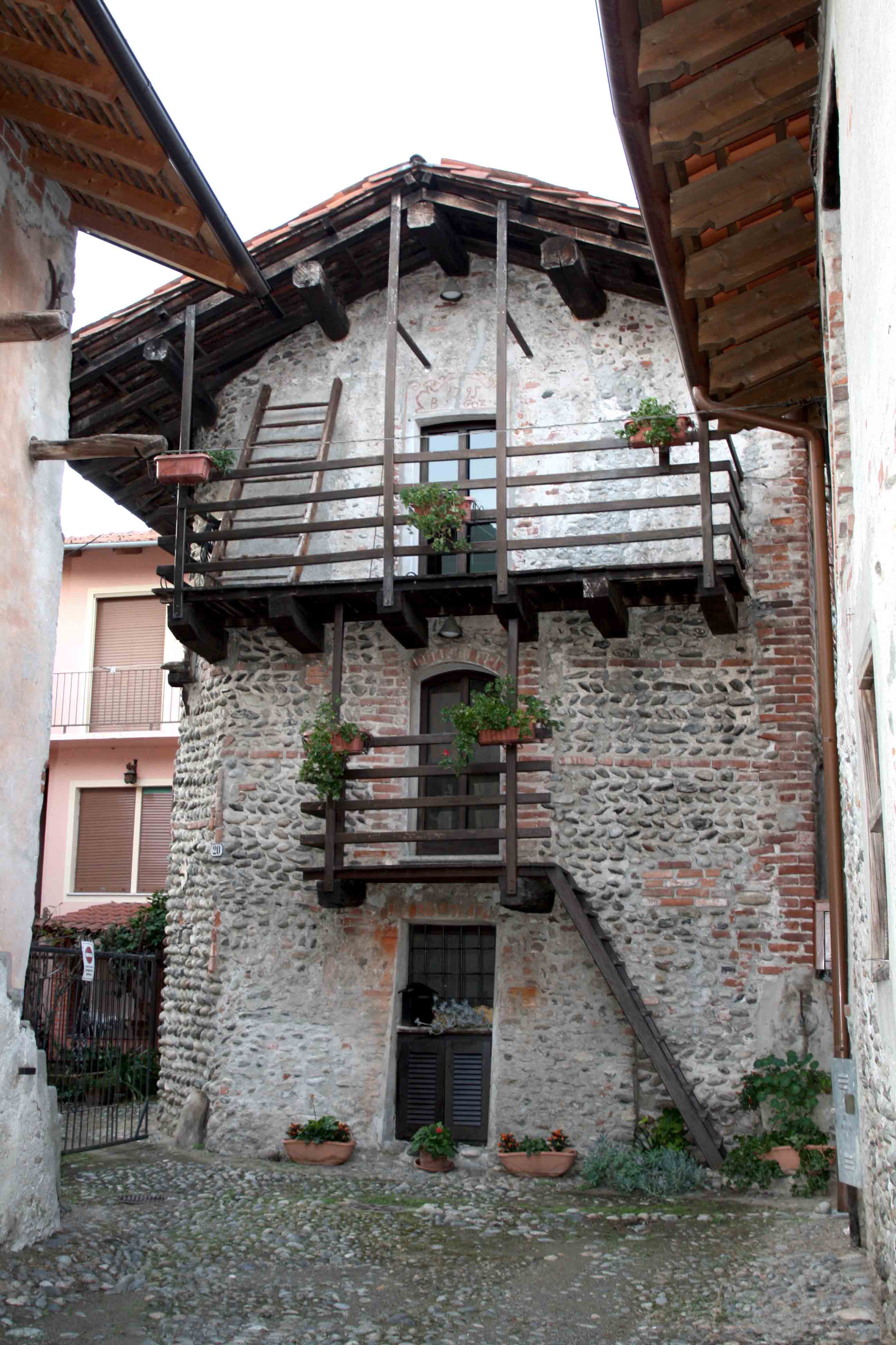 Ricetto - Casa privata in vicolo Castelfidardo 18 (resto di torre a base poligonale) (casa, privata) - Carpignano Sesia (NO) 