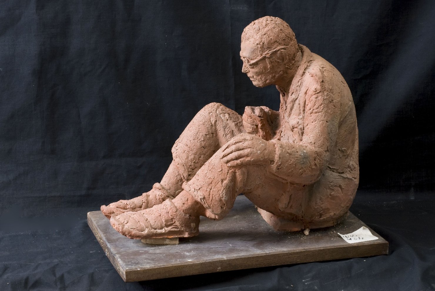 Il Mendicante di Assisi, figura maschile seduta (scultura, opera isolata) di Prosperi Francesco (sec. XX)