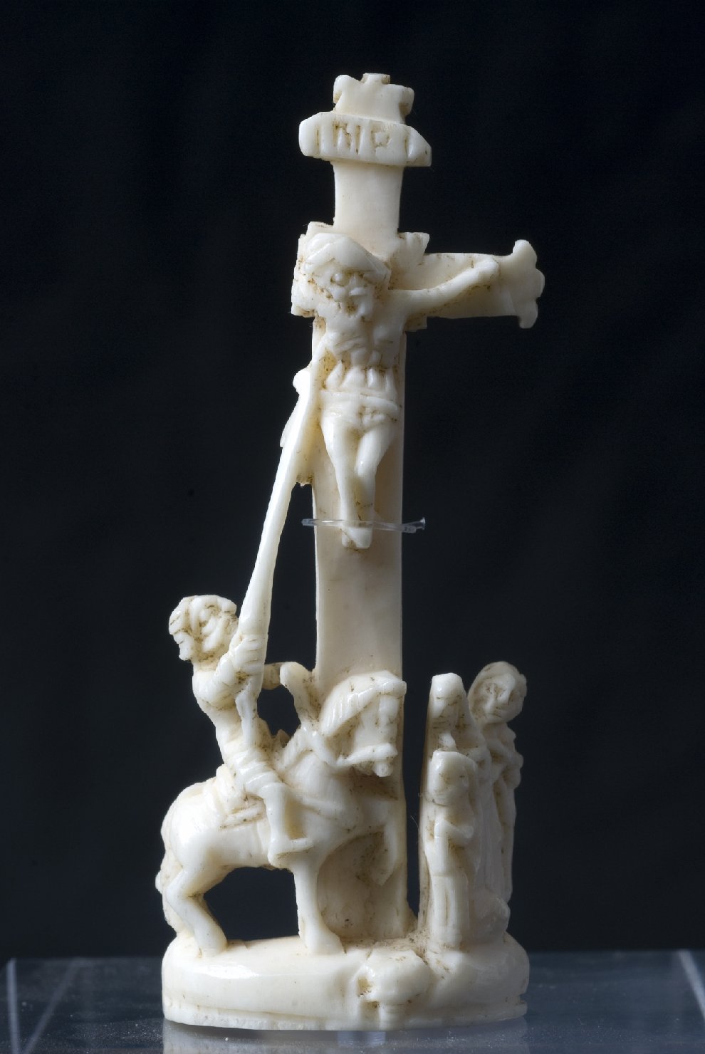 Longino trafigge il fianco di Cristo con la lancia (rilievo, frammento) di Bottega degli Embriachi (attribuito) (prima metà sec. XV)