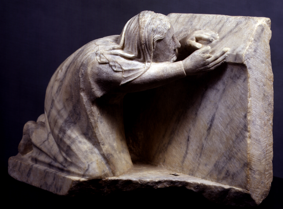 Donna alla fonte, figura femminile inginocchiata (scultura, elemento d'insieme) di Arnolfo di Cambio (attribuito) (sec. XIII)