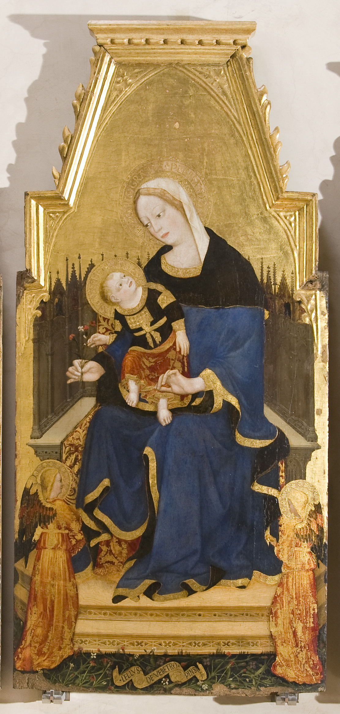 Polittico di San Benedetto dei Condotti, Madonna in trono con Bambino e angeli (scomparto di polittico, elemento d'insieme) di Lello da Velletri (attribuito) (secondo quarto sec. XV)