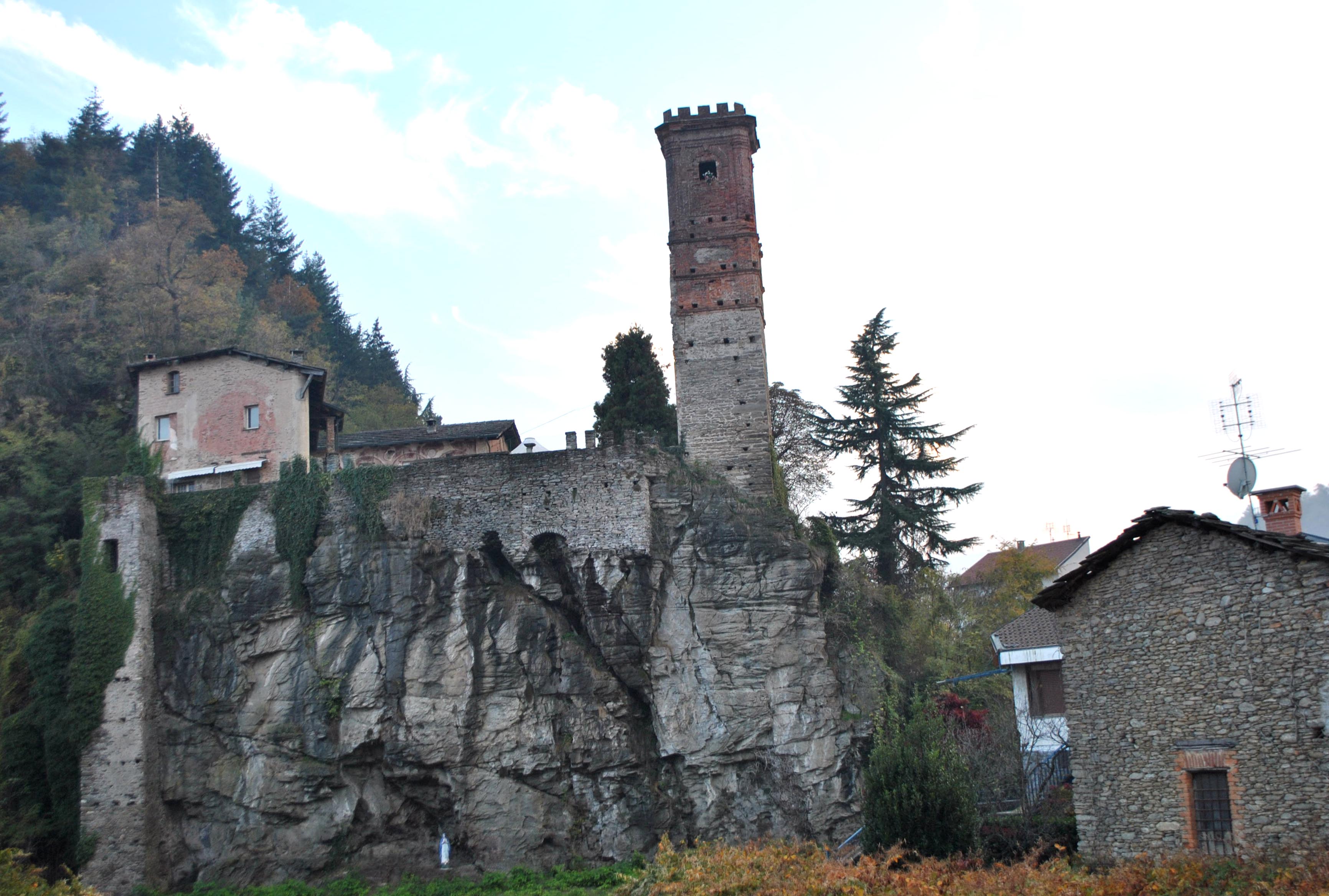 Castello di Barge (palazzo, dei signori) - Barge (CN)  (XII)