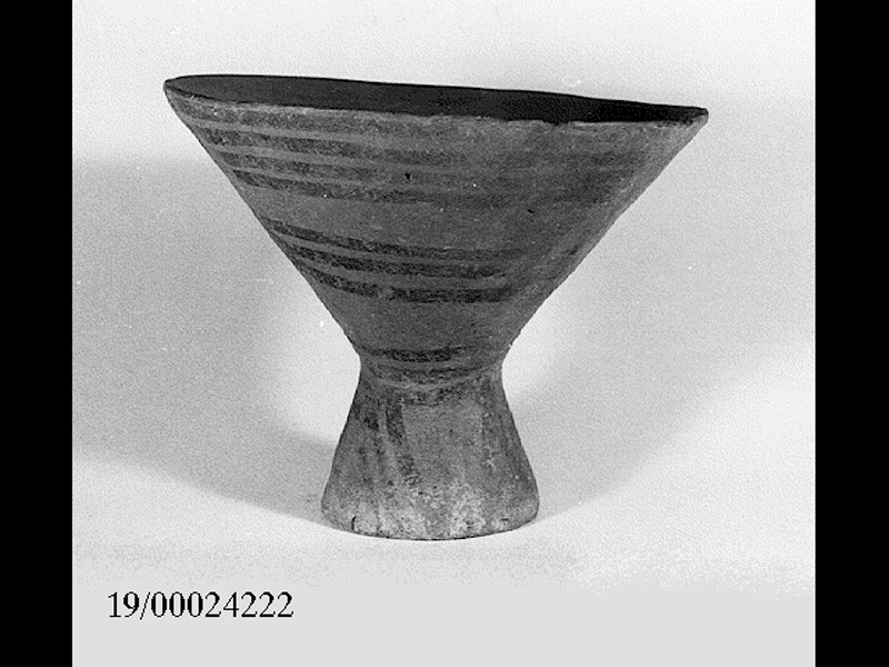 coppa su piede - cultura di Castelluccio (SECOLI/ XVII a.C)