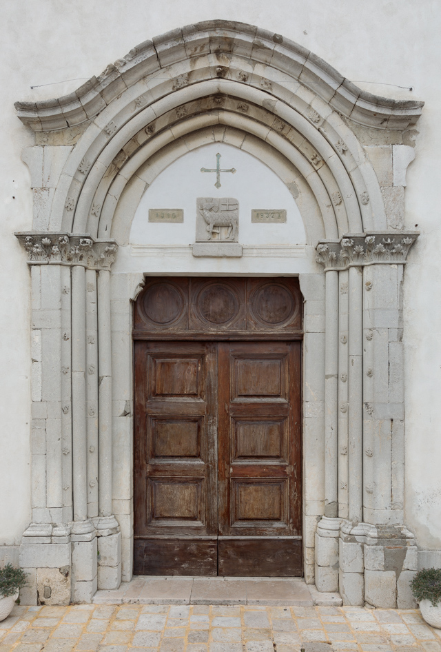 portale - a sesto acuto, elemento d'insieme - bottega Italia meridionale (inizio, secondo quarto XIV, sec. XX)