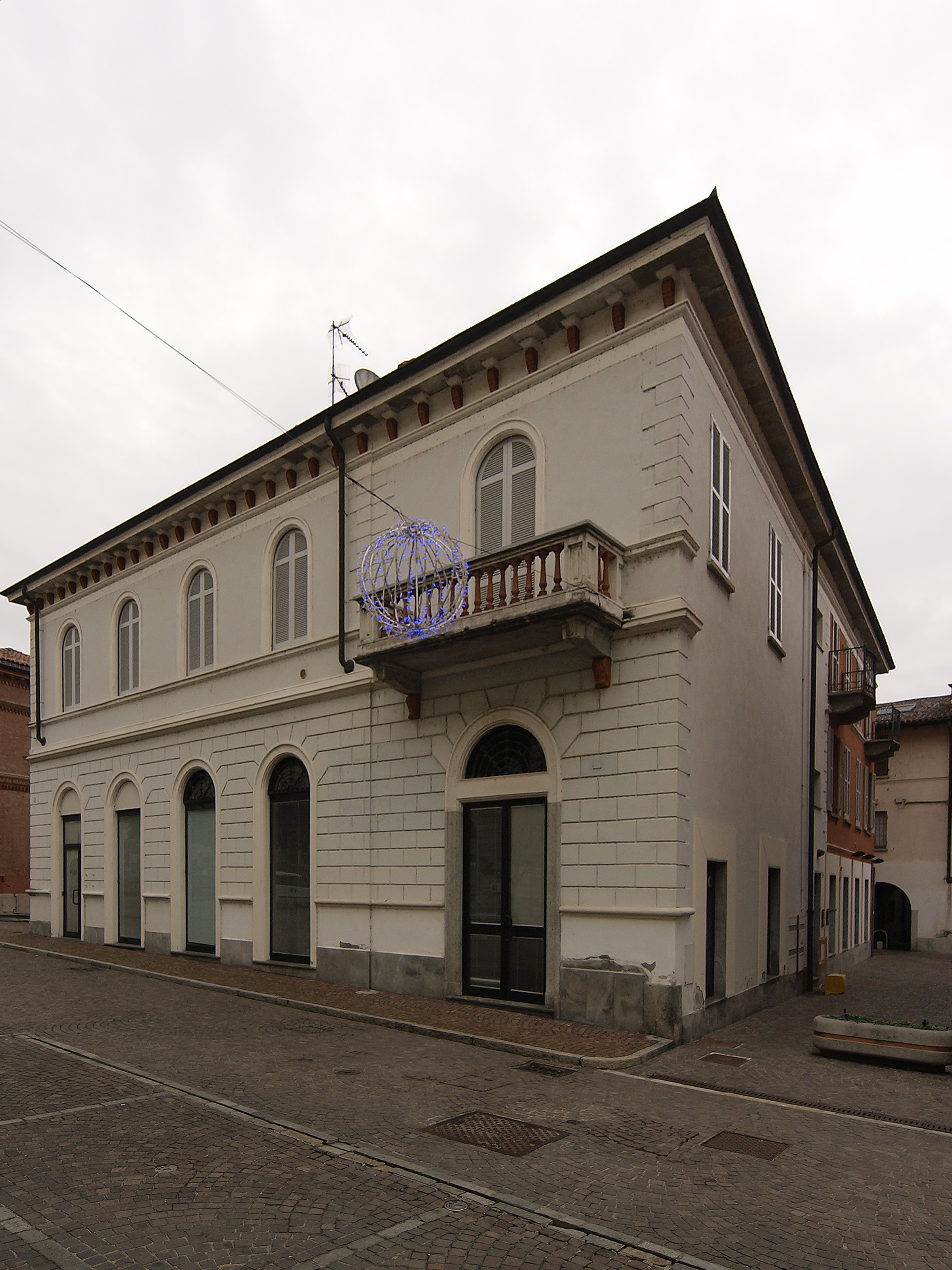 [palazzo in piazza S.Graziano] (palazzo) - ARONA (NO)  (XIX, seconda metà)