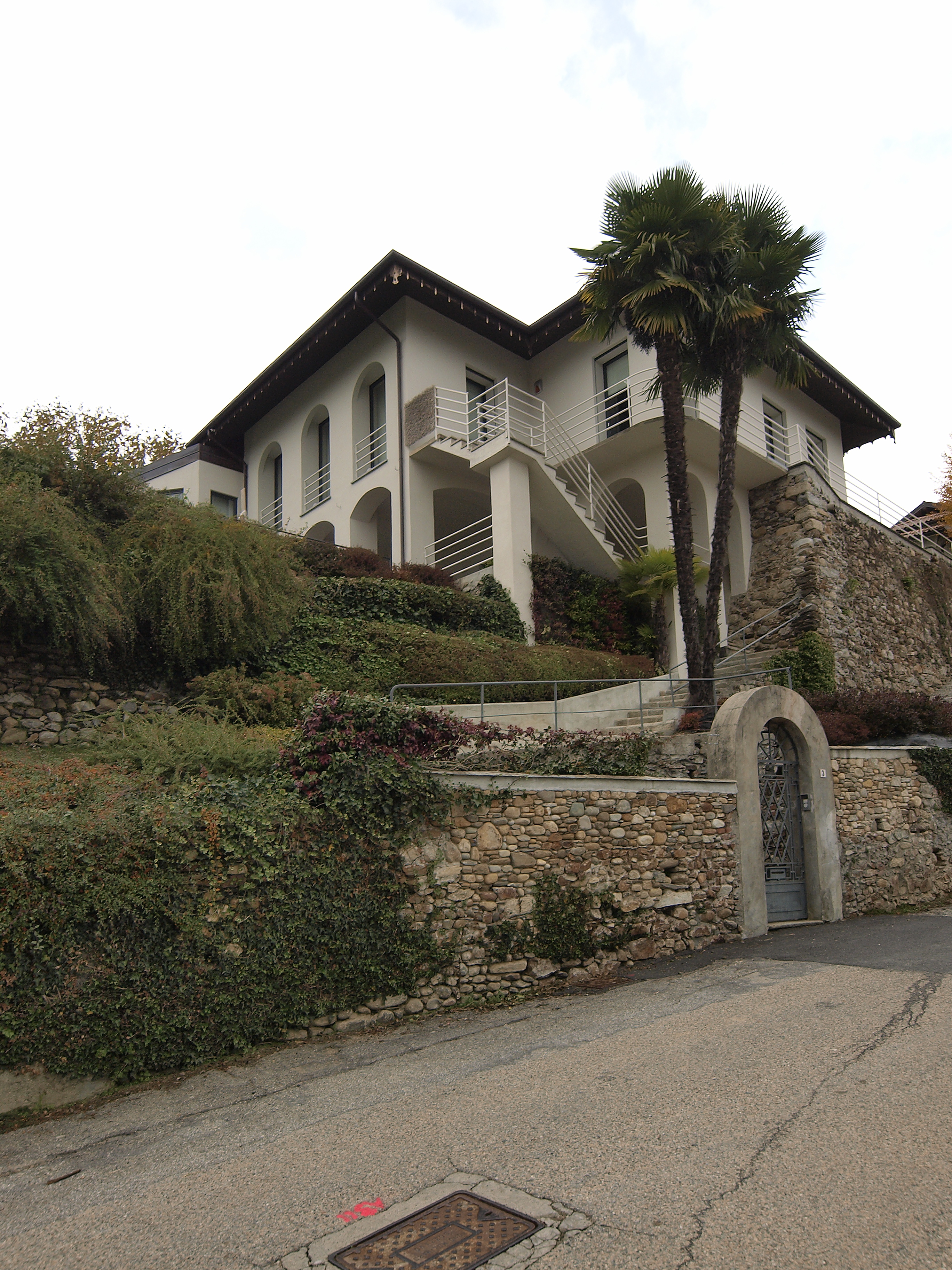 [Villa in Via del Castello, 3] (villa) - BORGOMANERO (NO)  (XX, secondo quarto)