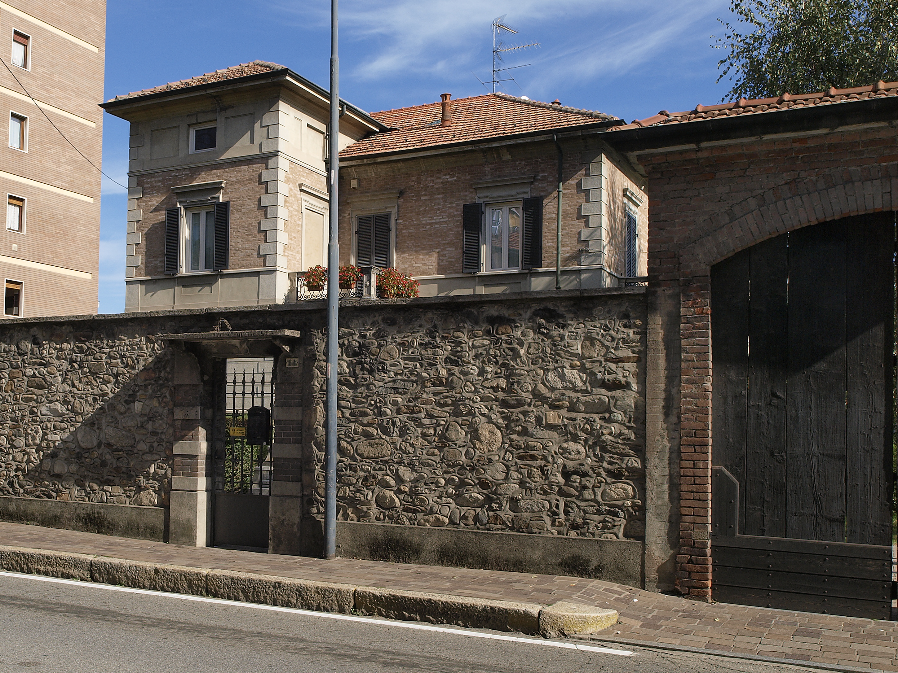 [Villa in Corso Sempione, 64] (villa) - BORGOMANERO (NO)  (XX, primo quarto)