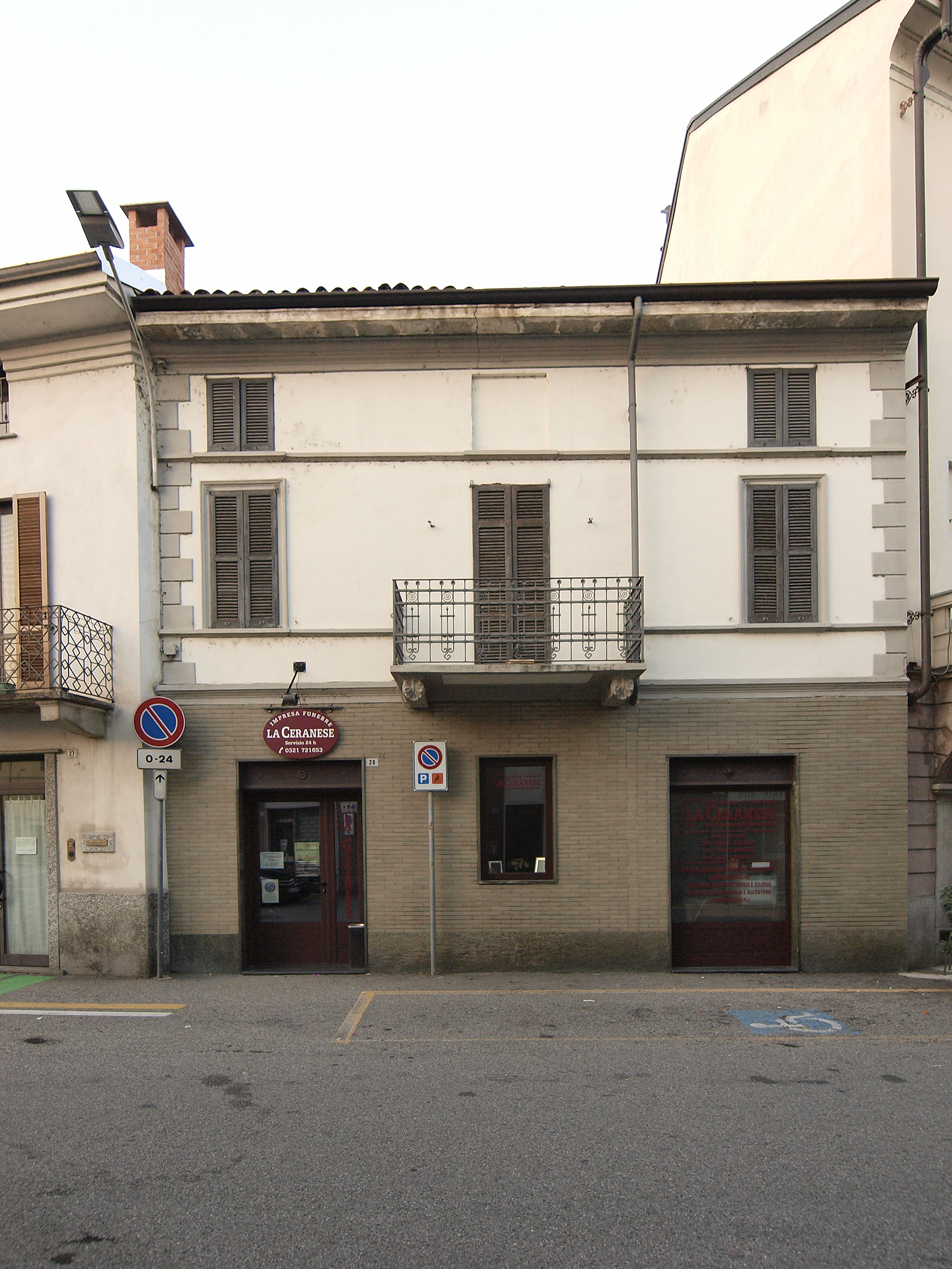 [Casa in Piazza della Libertà, 28] (casa) - CERANO (NO)  (XIX, prima metà)