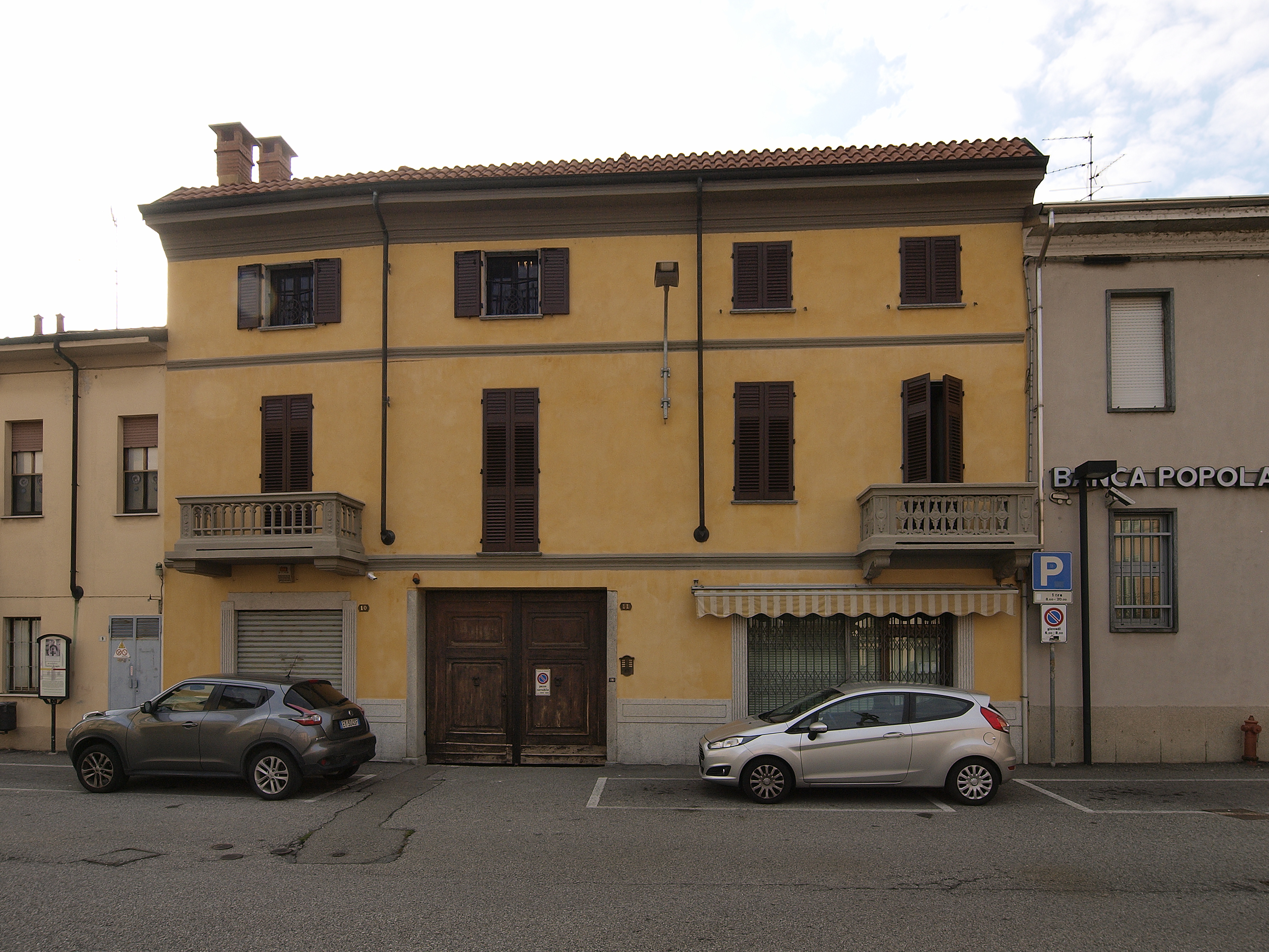 [Casa in Piazza della Libertà, 11] (casa) - CERANO (NO)  (XIX, prima metà)