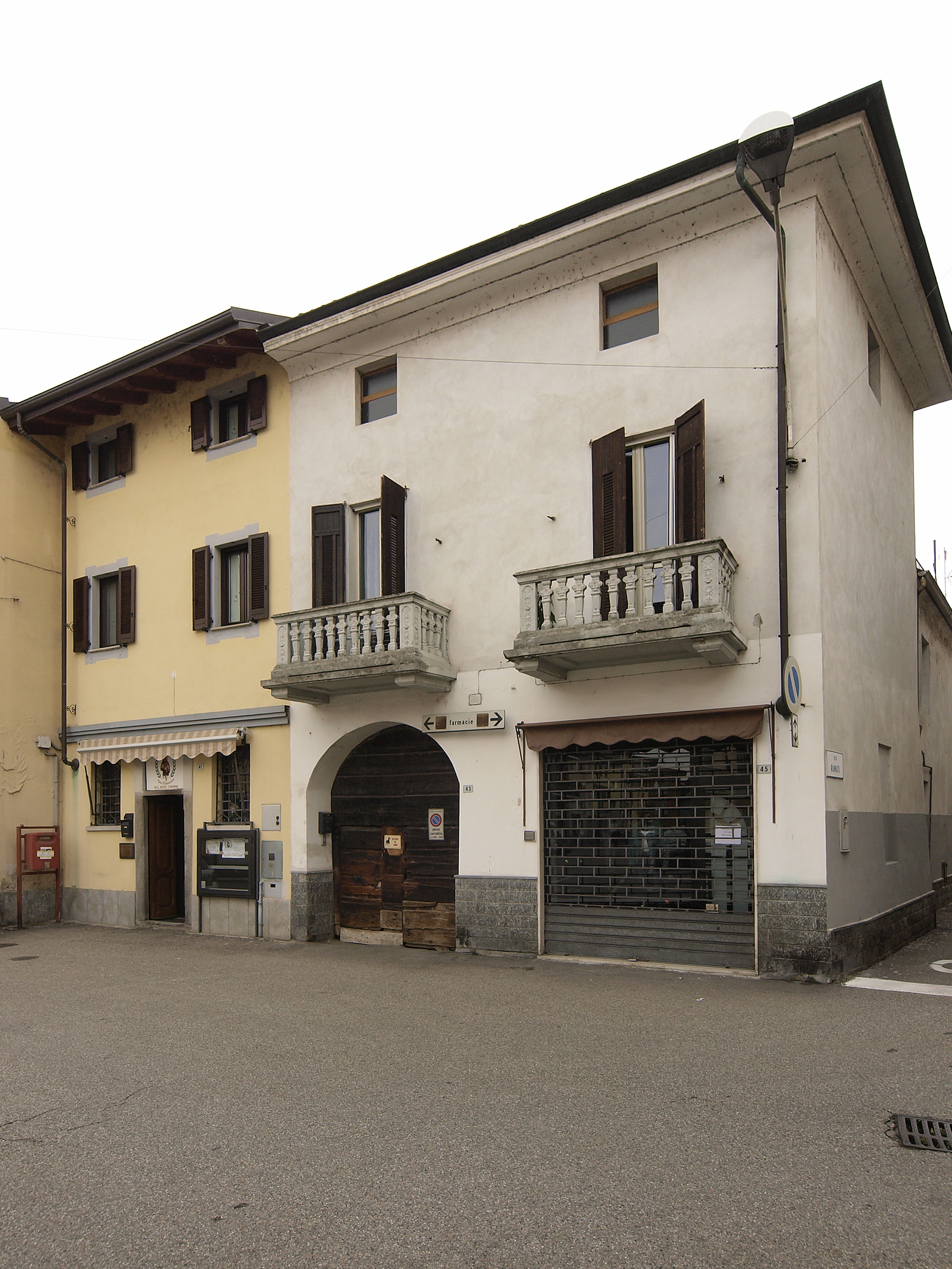 [Casa in Via Gramsci, 43] (casa, a corte) - CERANO (NO)  (XVIII, inizio)