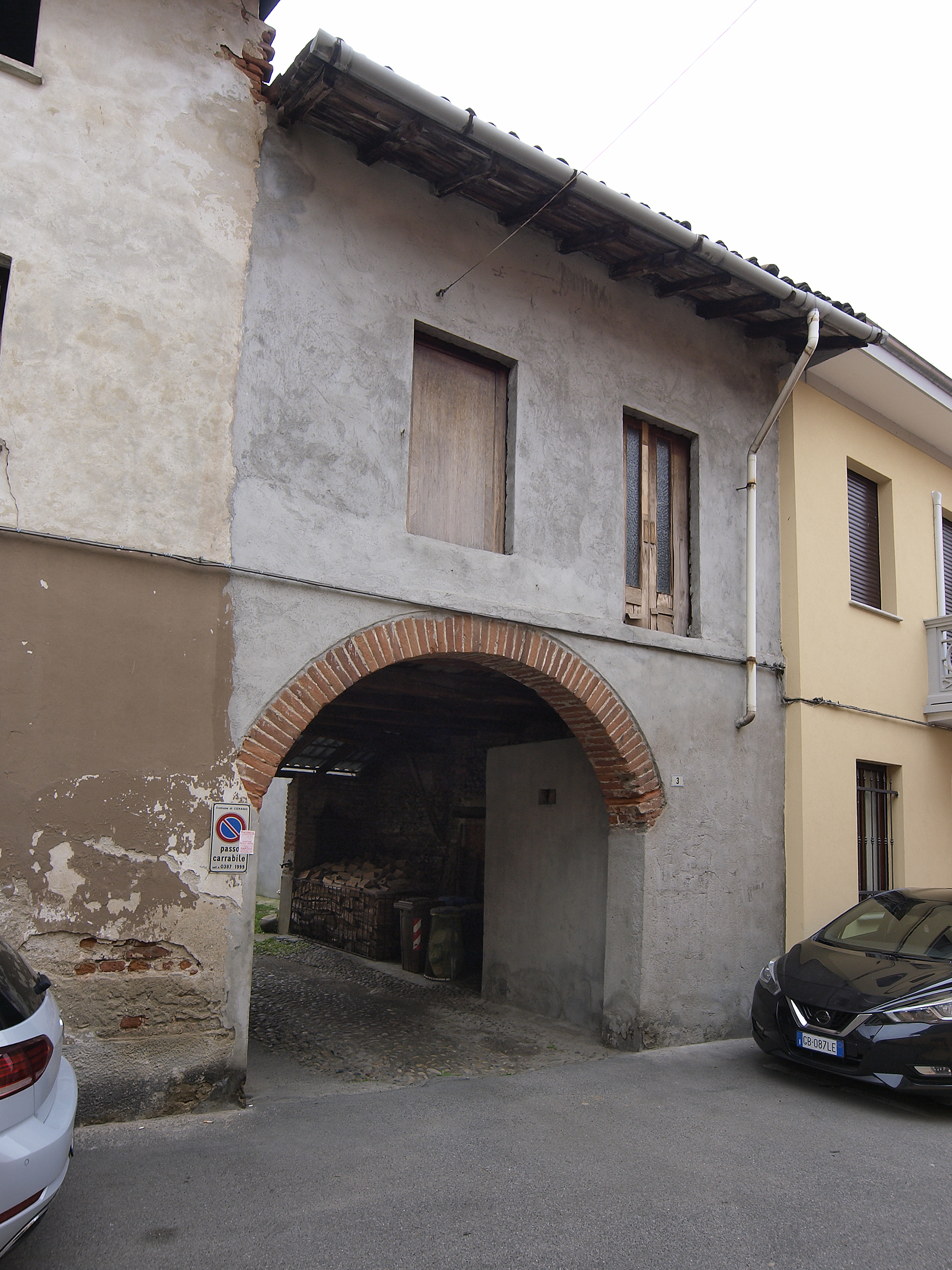 [Porta in Via Garibaldi, 3] (porta) - CERANO (NO)  (XVIII, inizio)