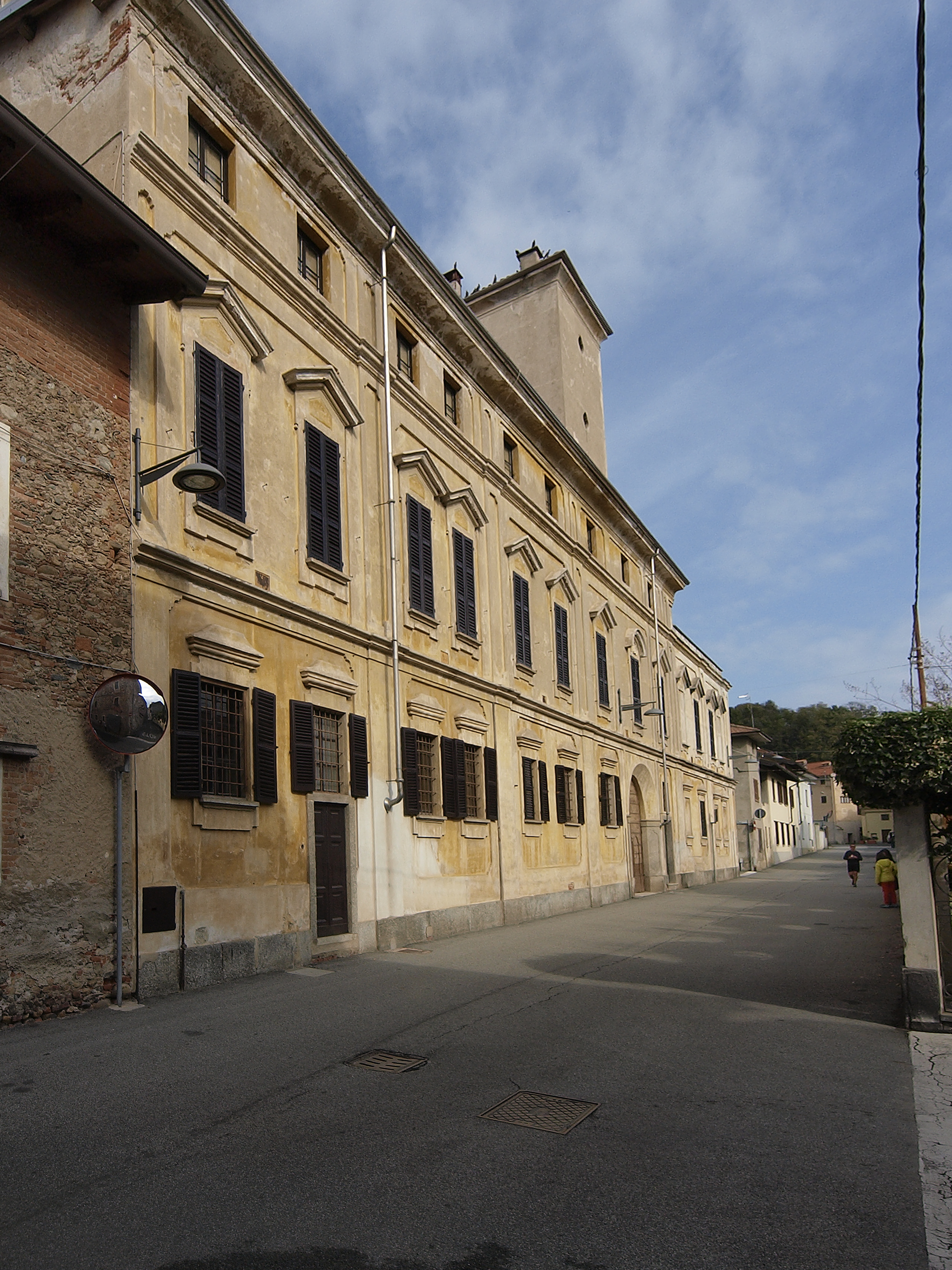 Palazzo Crespi, già palazzo Gola (palazzo, nobiliare) - GHEMME (NO)  (XVIII, seconda metà)
