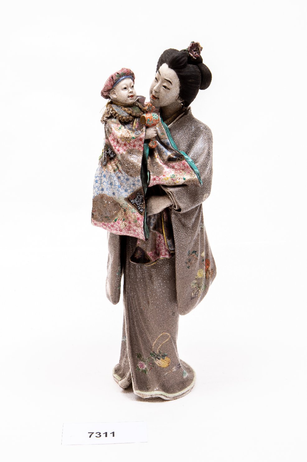 Fanciulla in kimono con bambino in braccio (statua) di Goraku 娯樂 (attribuito) - manifattura giapponese (XIX)