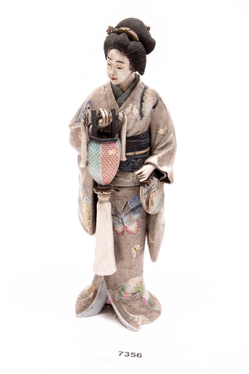 Fanciulla in kimono (statua) di Goraku 娯樂 (attribuito) - manifattura giapponese (XIX)