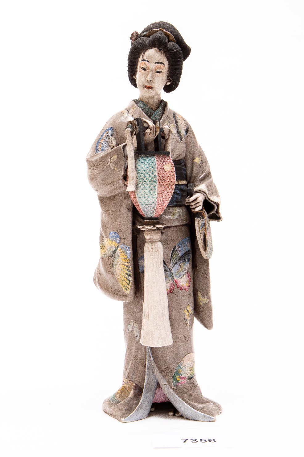Fanciulla in kimono (statua) di Goraku 娯樂 (attribuito) - manifattura giapponese (XIX) <br>Condizioni d'uso: <a class='link-esterno' href='https://docs.italia.it/italia/icdp/icdp-pnd-circolazione-riuso-docs/it/v1.0-giugno-2022/testo-etichetta-BCS.html' target='_bcs'>Beni Culturali Standard (BCS)</a>