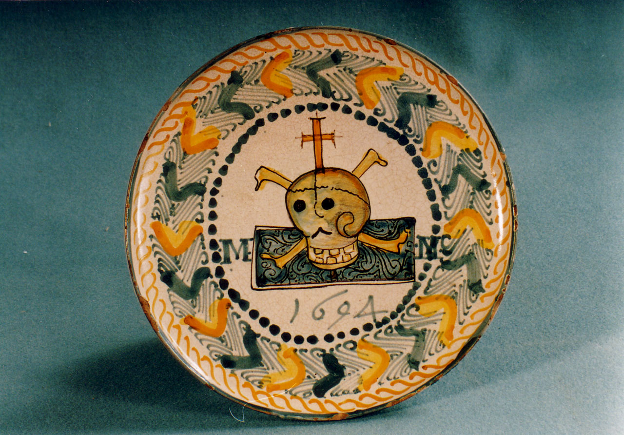motivi decorativi vegetali, teschio, croce (piatto, opera isolata) - produzione campana (fine XVII)