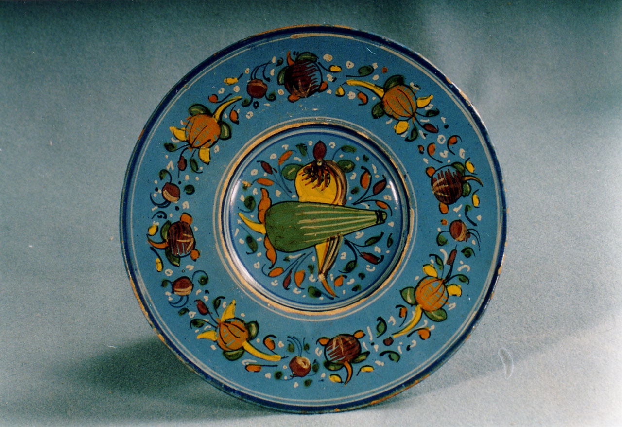 motivi decorativi vegetali, frutta (piatto, opera isolata) - bottega toscana (fine/ inizio XVI-XVII)