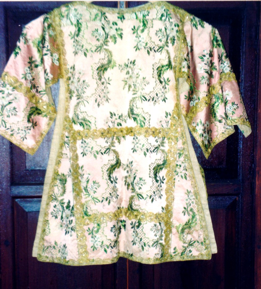 motivi decorativi fitomorfi, fiori, gallone a fuselli a ventaglio (dalmatica, opera isolata) - ambito francese (primo quarto XVIII)