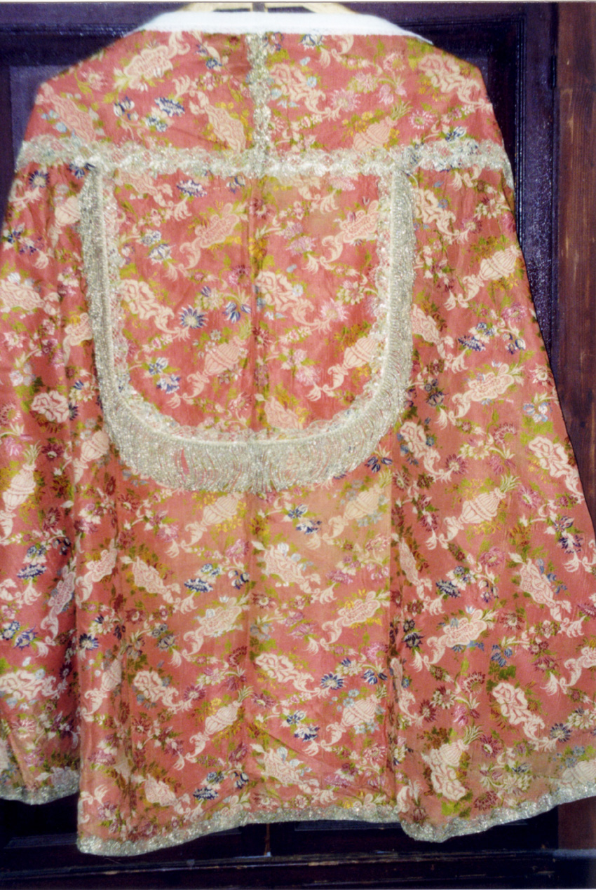 vasi baccellati con coperchi fogliati, grovigli nastriformi, fiorami policromi, motivi a canestro, effetto decorativo a zig zag, motivi fitomorfi, gallone a ventaglietti, gallone a treccia (piviale, opera isolata) - ambito francese (prima metà XVIII)