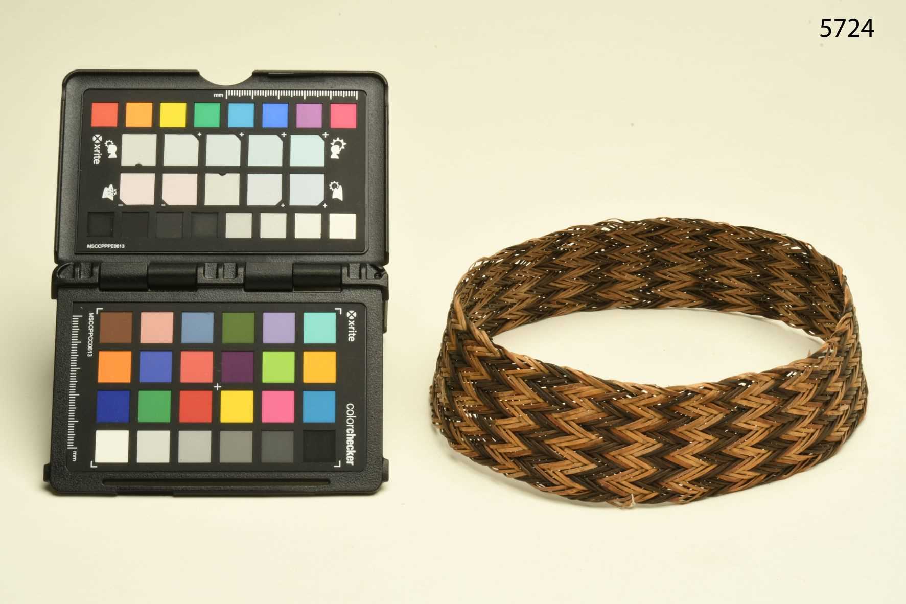 Ornamento di fibre vegetali intrecciate e bicolori a fascia, ABBIGLIAMENTO E ORNAMENTI DEL CORPO/ GIOIELLI E MONILI - cultura di Nias