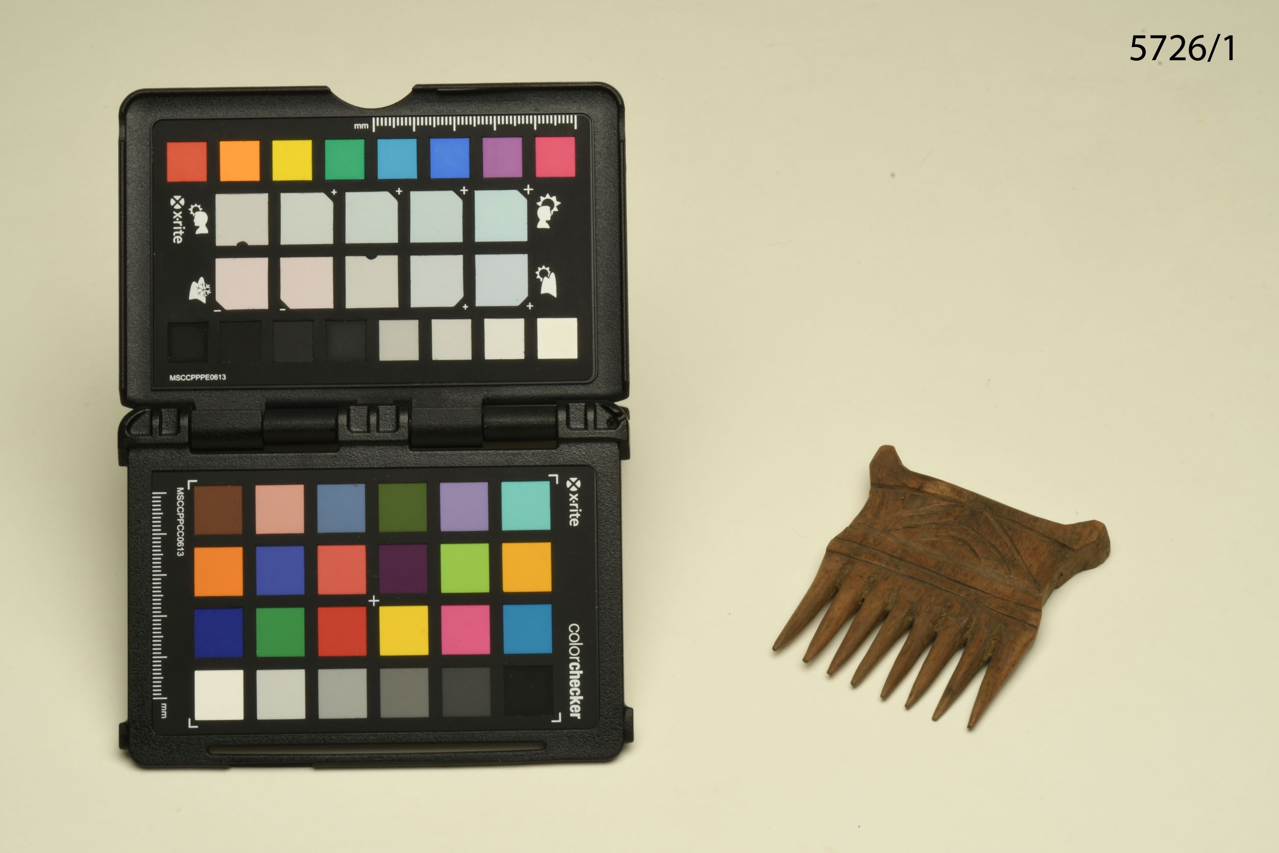 Pettine, ABBIGLIAMENTO E ORNAMENTI DEL CORPO/ GIOIELLI E MONILI - cultura di Nias