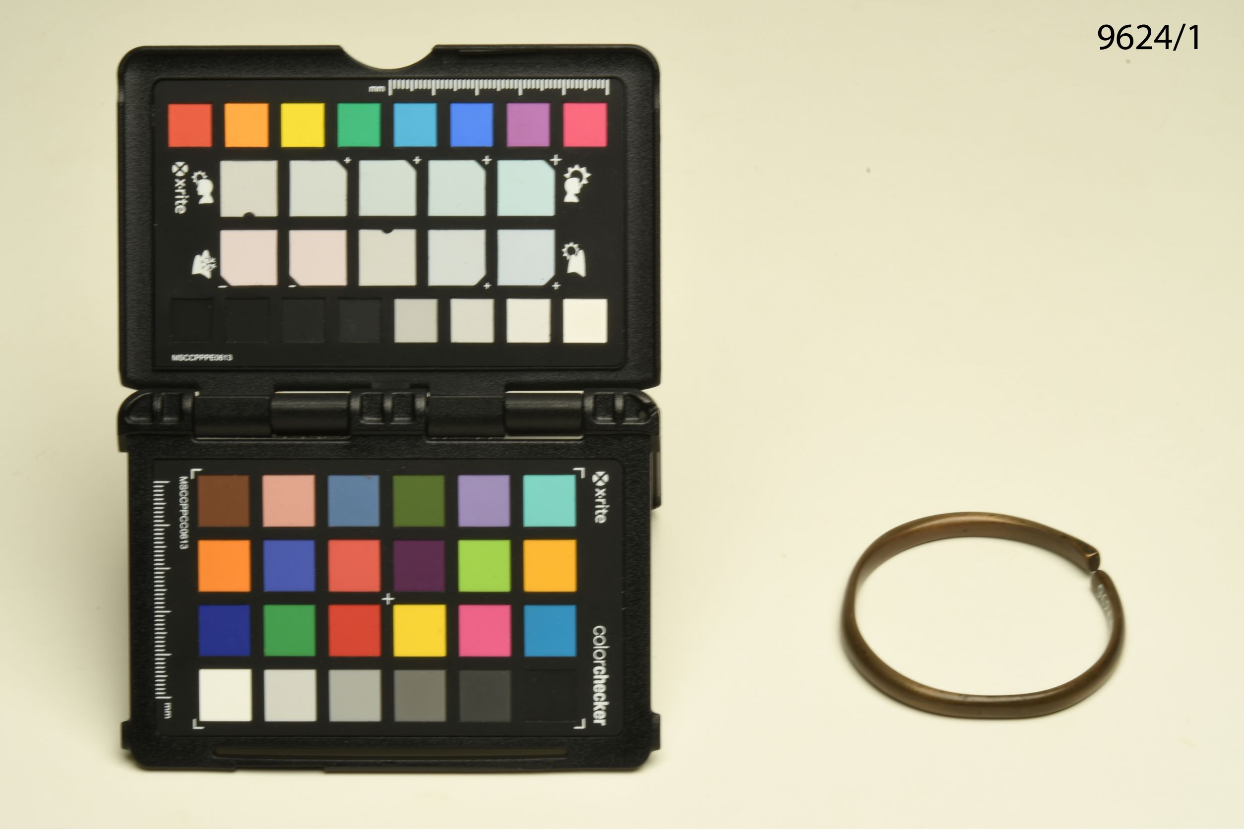 Orecchino, ABBIGLIAMENTO E ORNAMENTI DEL CORPO/ GIOIELLI E MONILI - cultura di Nias