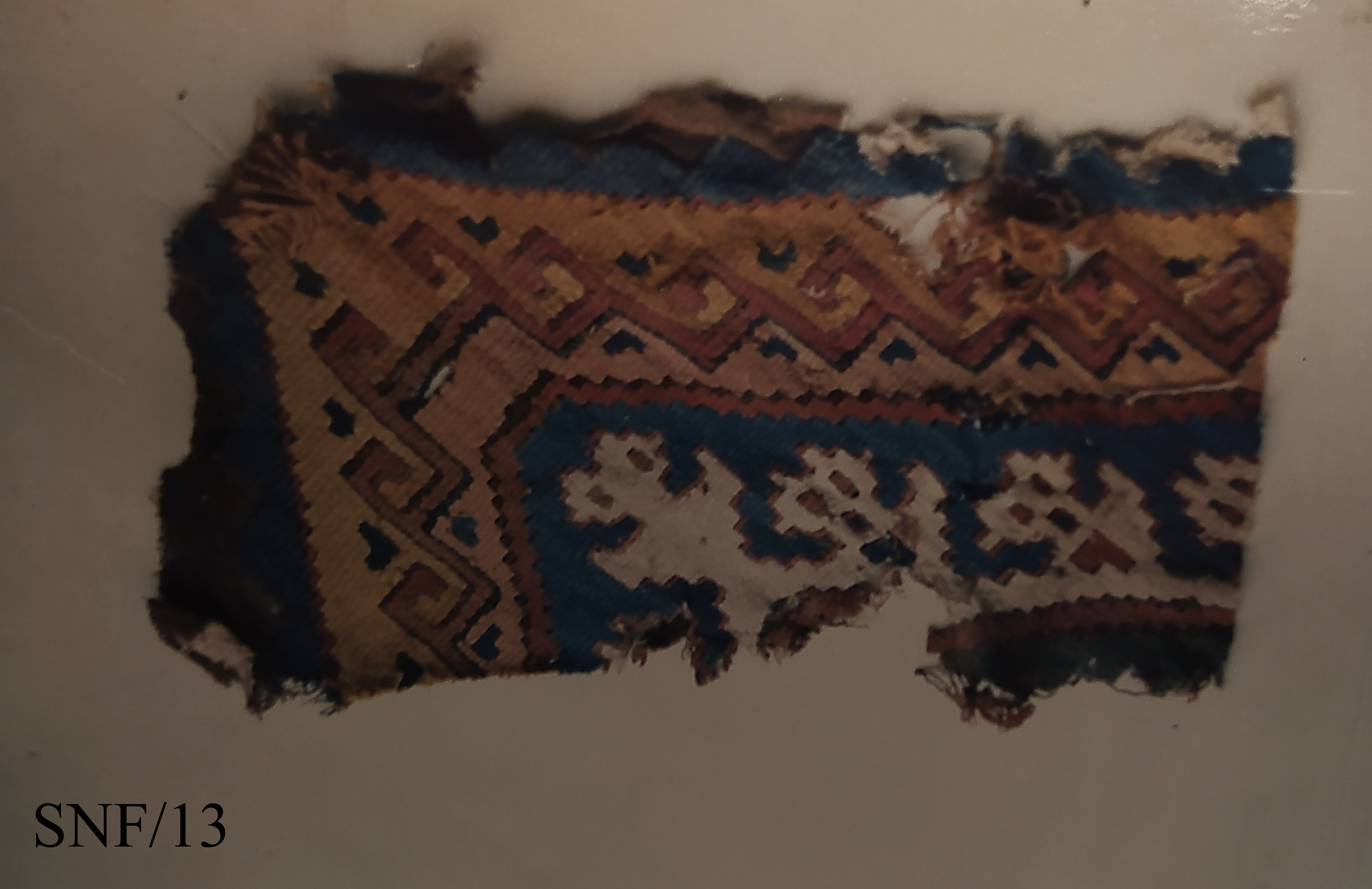 arazzo, a fessure, ABBIGLIAMENTO E ORNAMENTI DEL CORPO/ VESTIMENTI - cultura Nazca-Huari